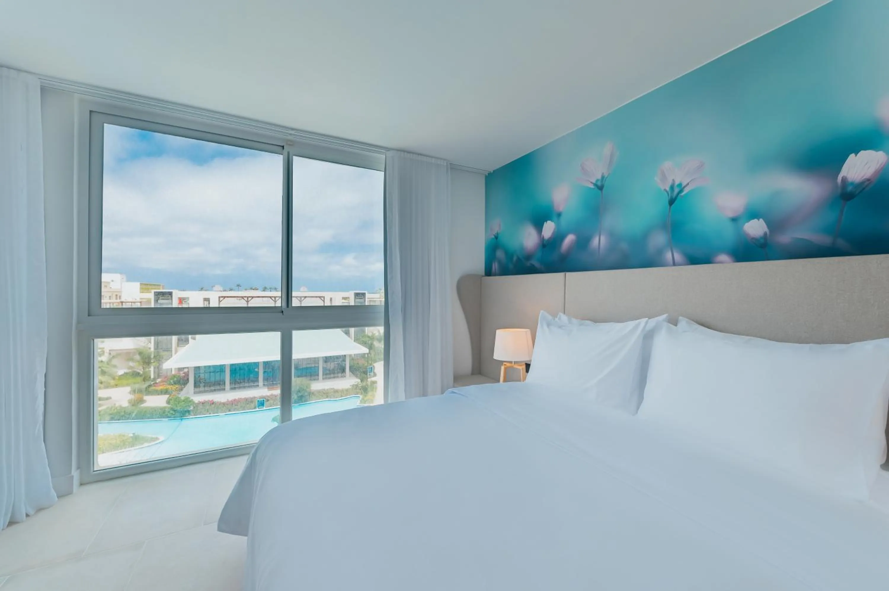 Bedroom, Bed in Radisson Blu Aruba