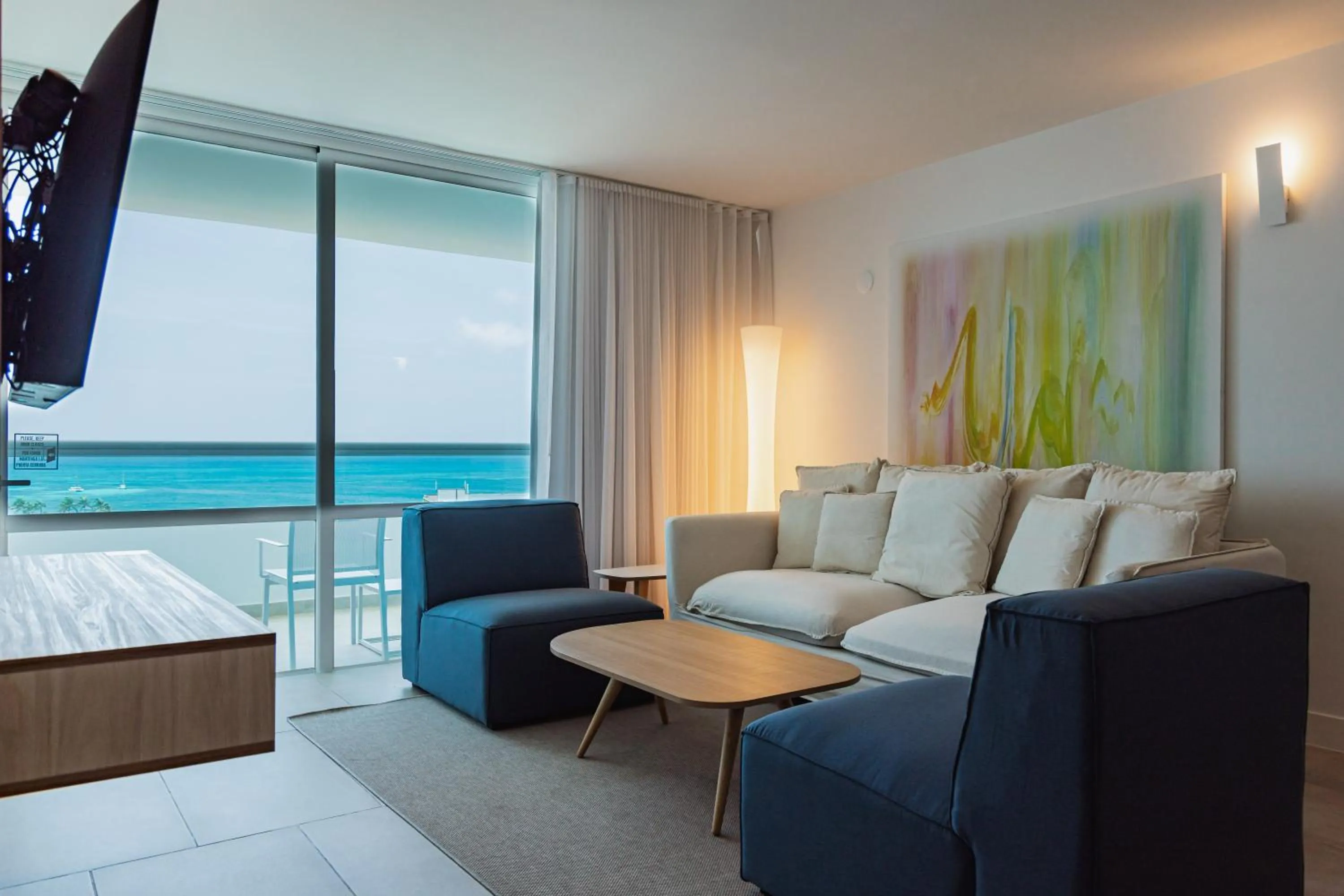 Seating area, Bed in Radisson Blu Aruba