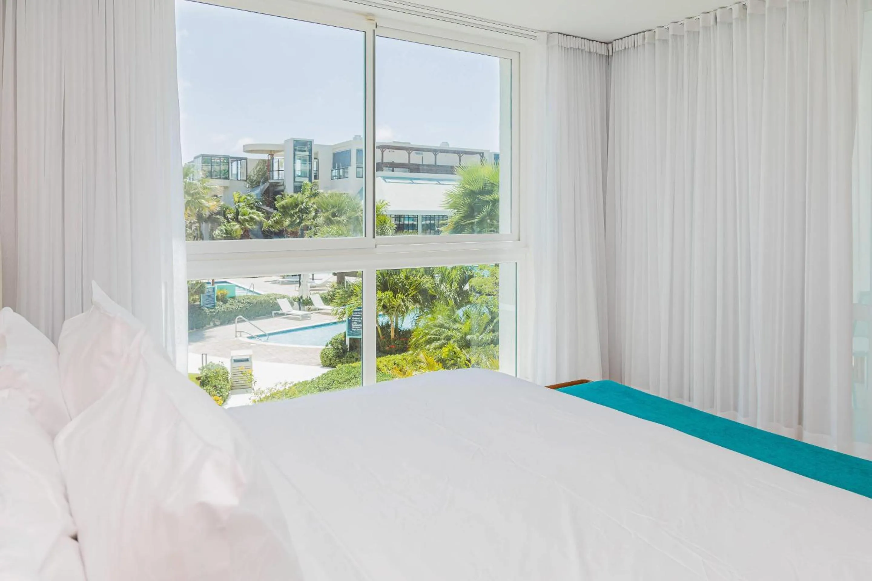 Bedroom, Bed in Radisson Blu Aruba