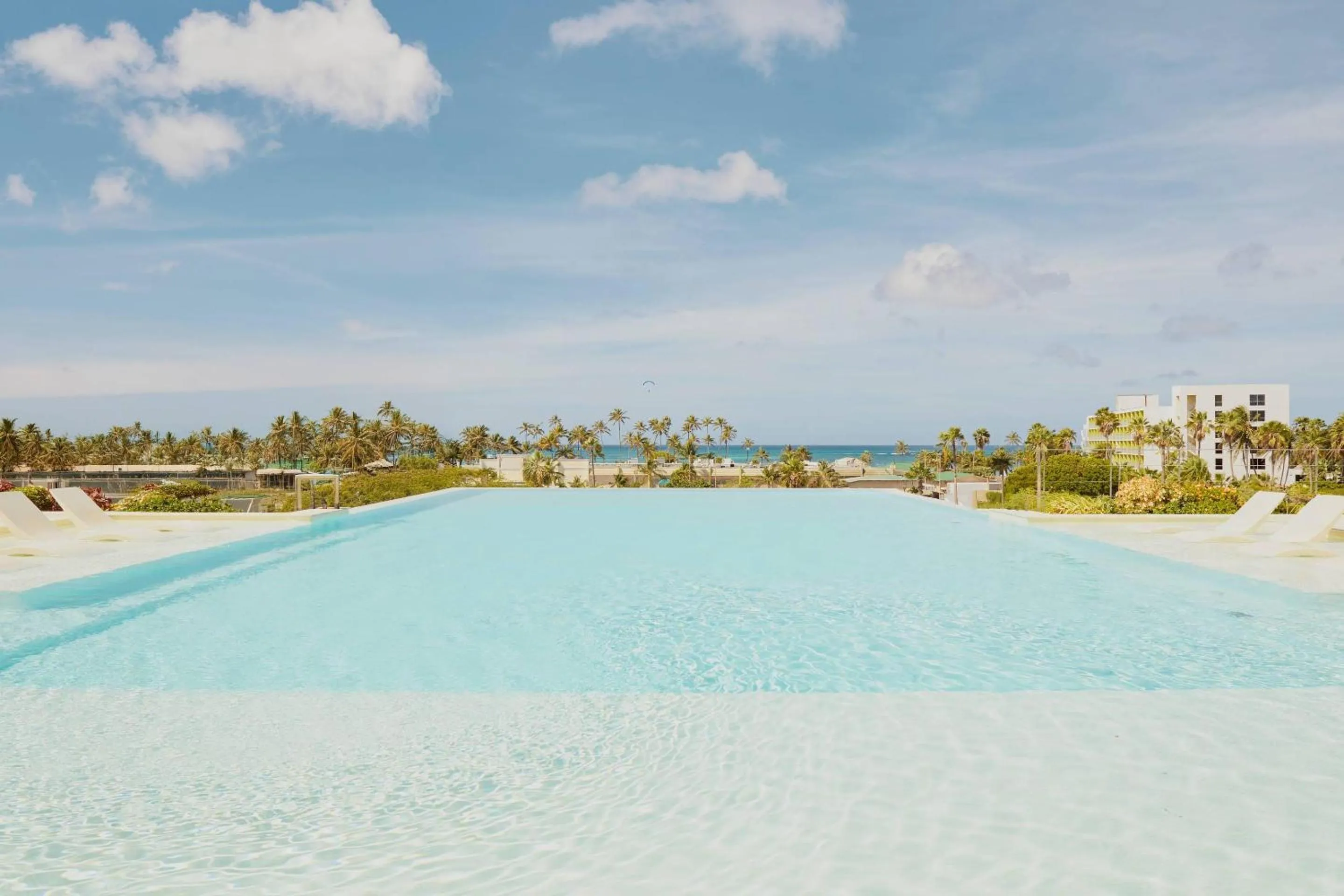 Swimming pool in Radisson Blu Aruba