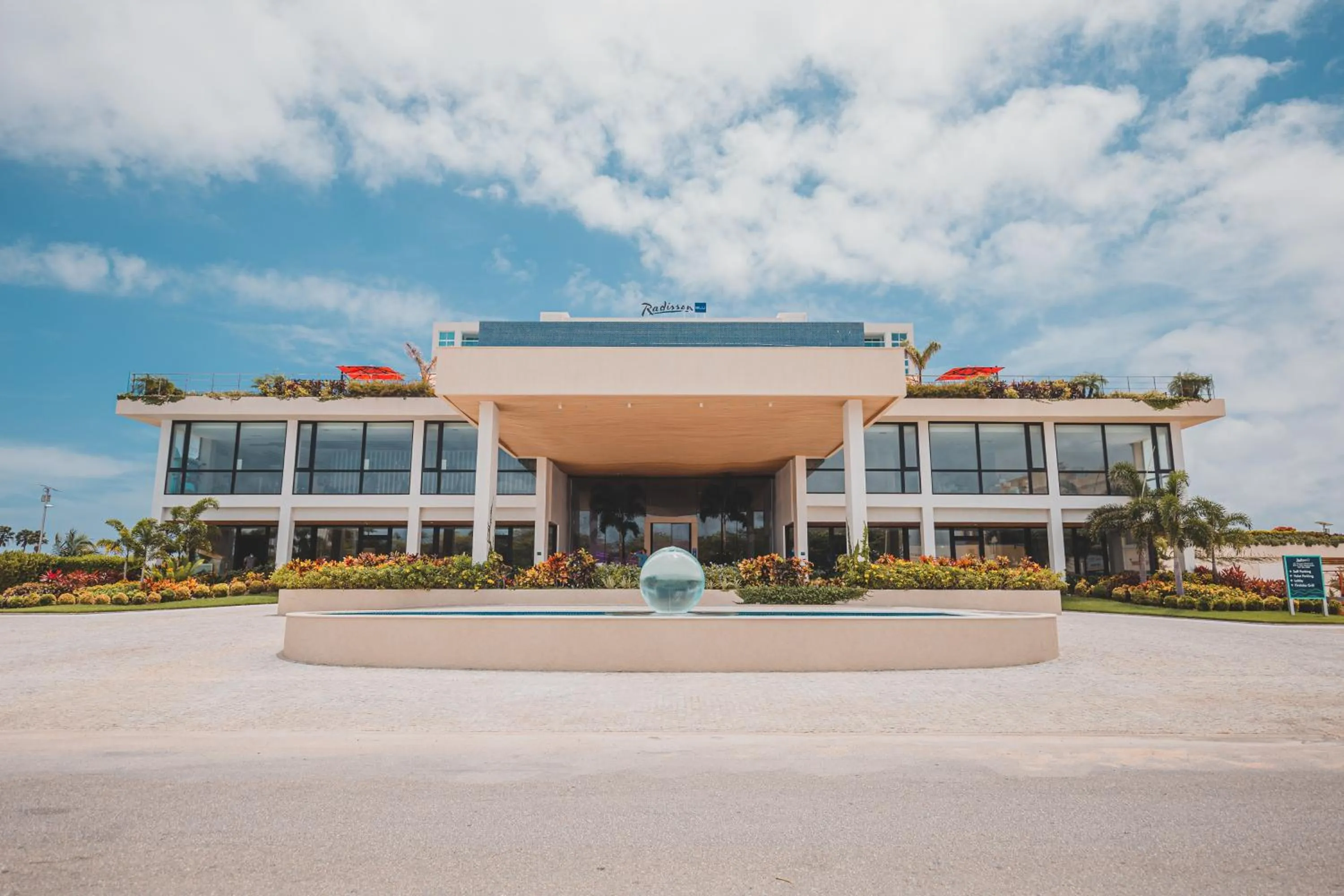 Facade/entrance in Radisson Blu Aruba