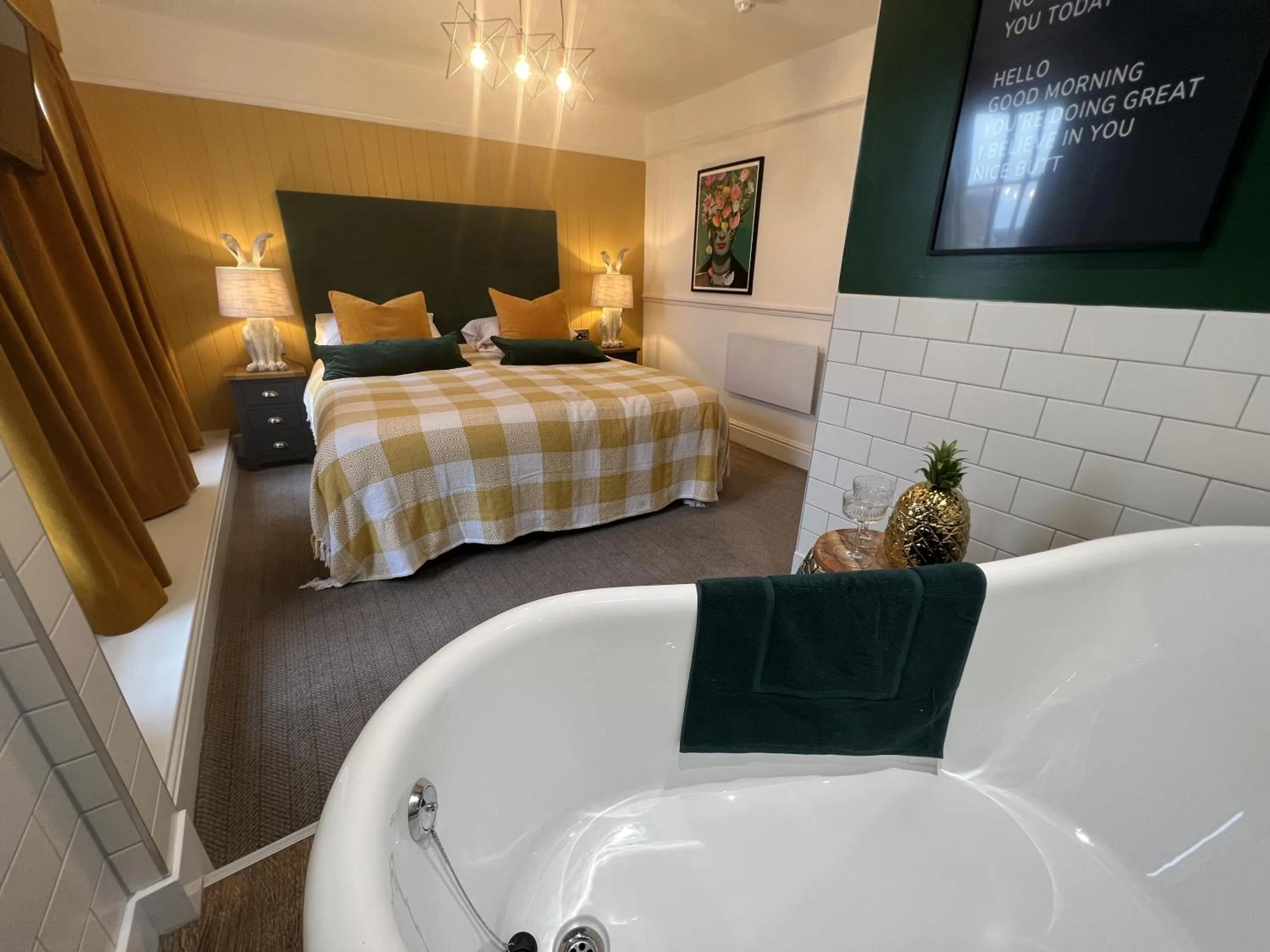 Bathroom, Bed in The Crown Inn at Benson