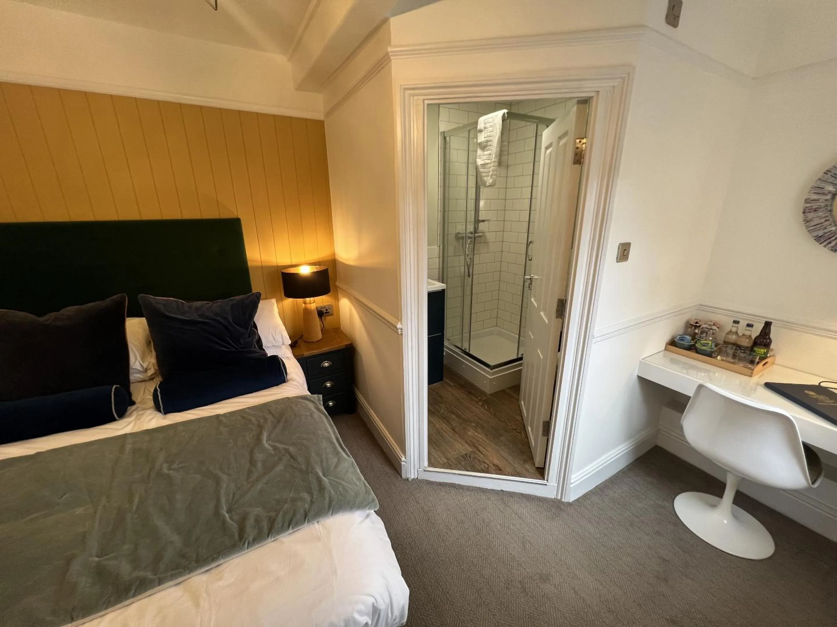 Bedroom, Bed in The Crown Inn at Benson