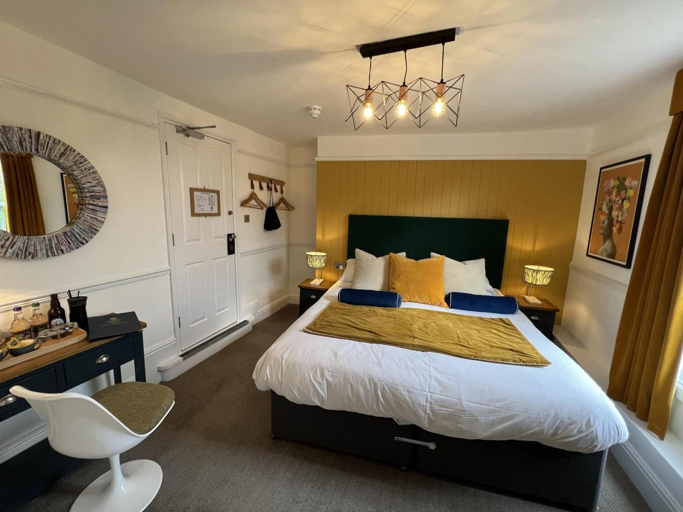 Bedroom, Bed in The Crown Inn at Benson