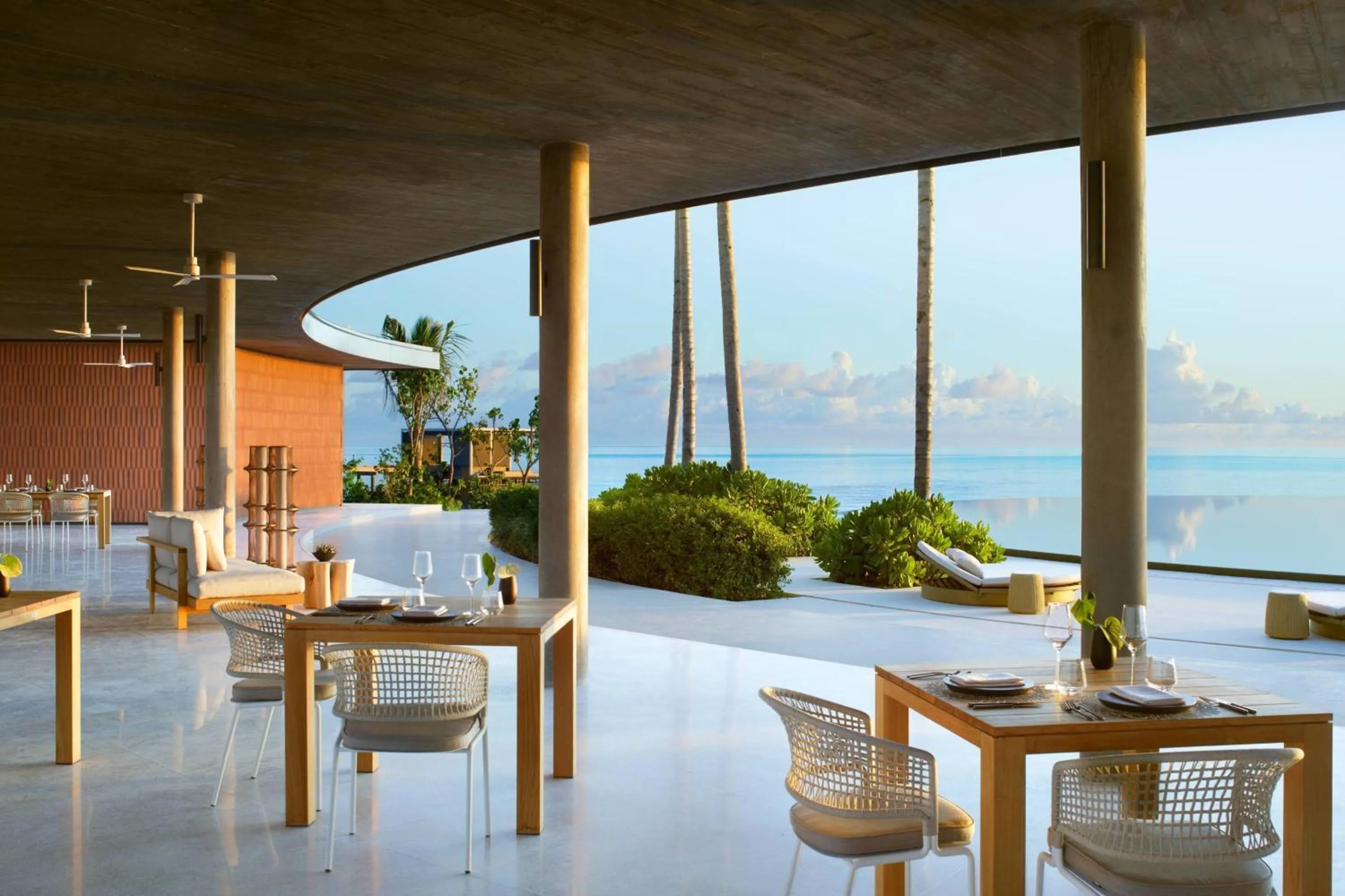 Lounge or bar in The Ritz-Carlton Maldives, Fari Islands