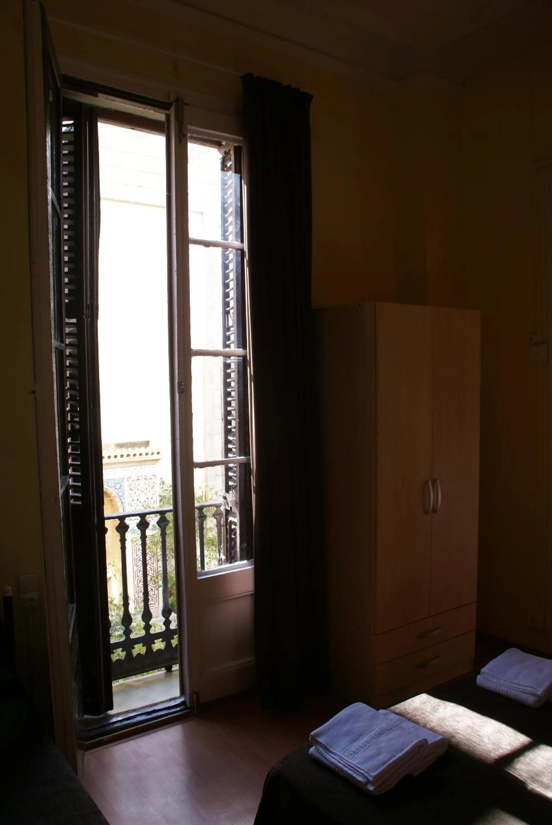 Bedroom, Bed in Hostal MiMi Las Ramblas