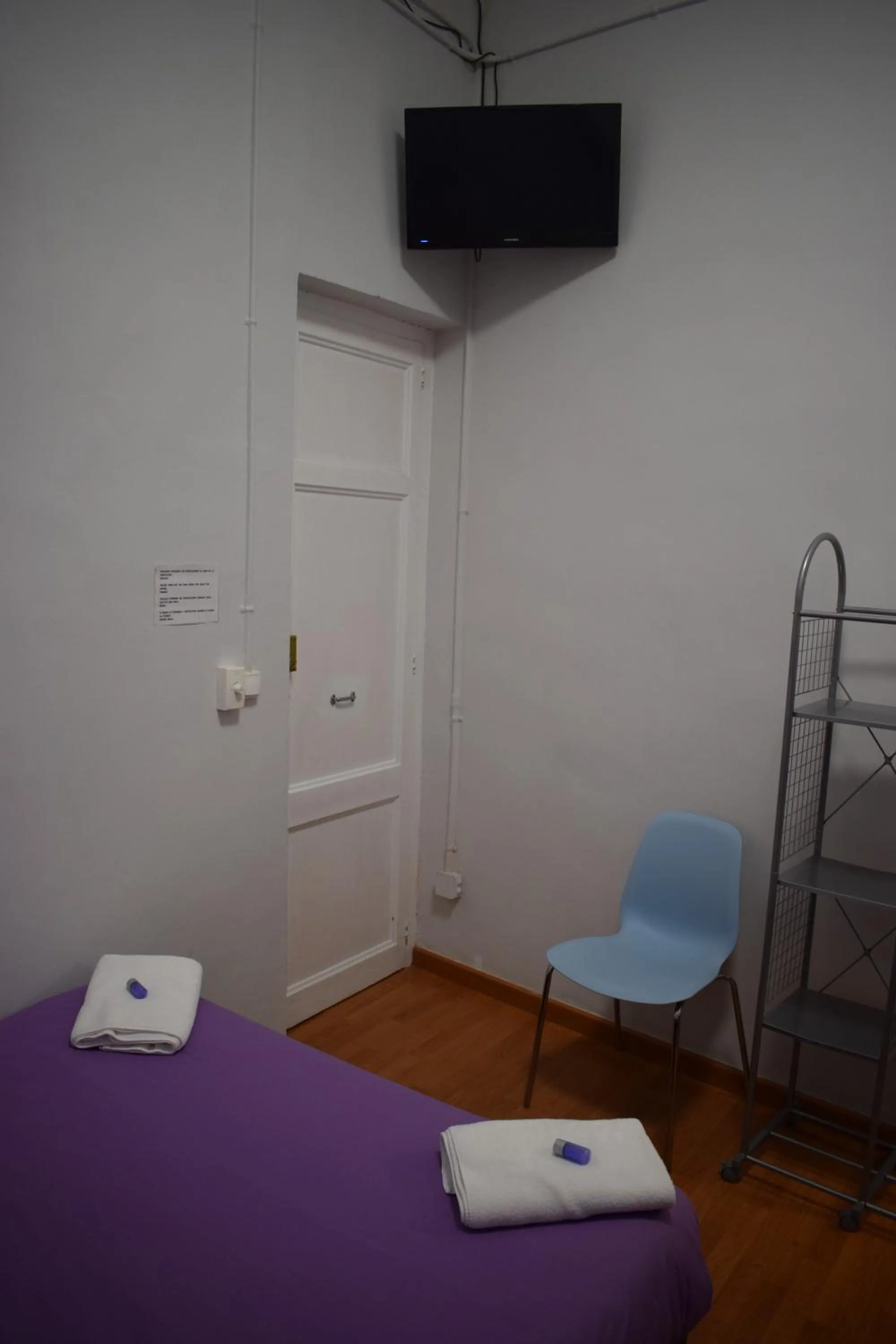 Decorative detail, Bed in Hostal MiMi Las Ramblas