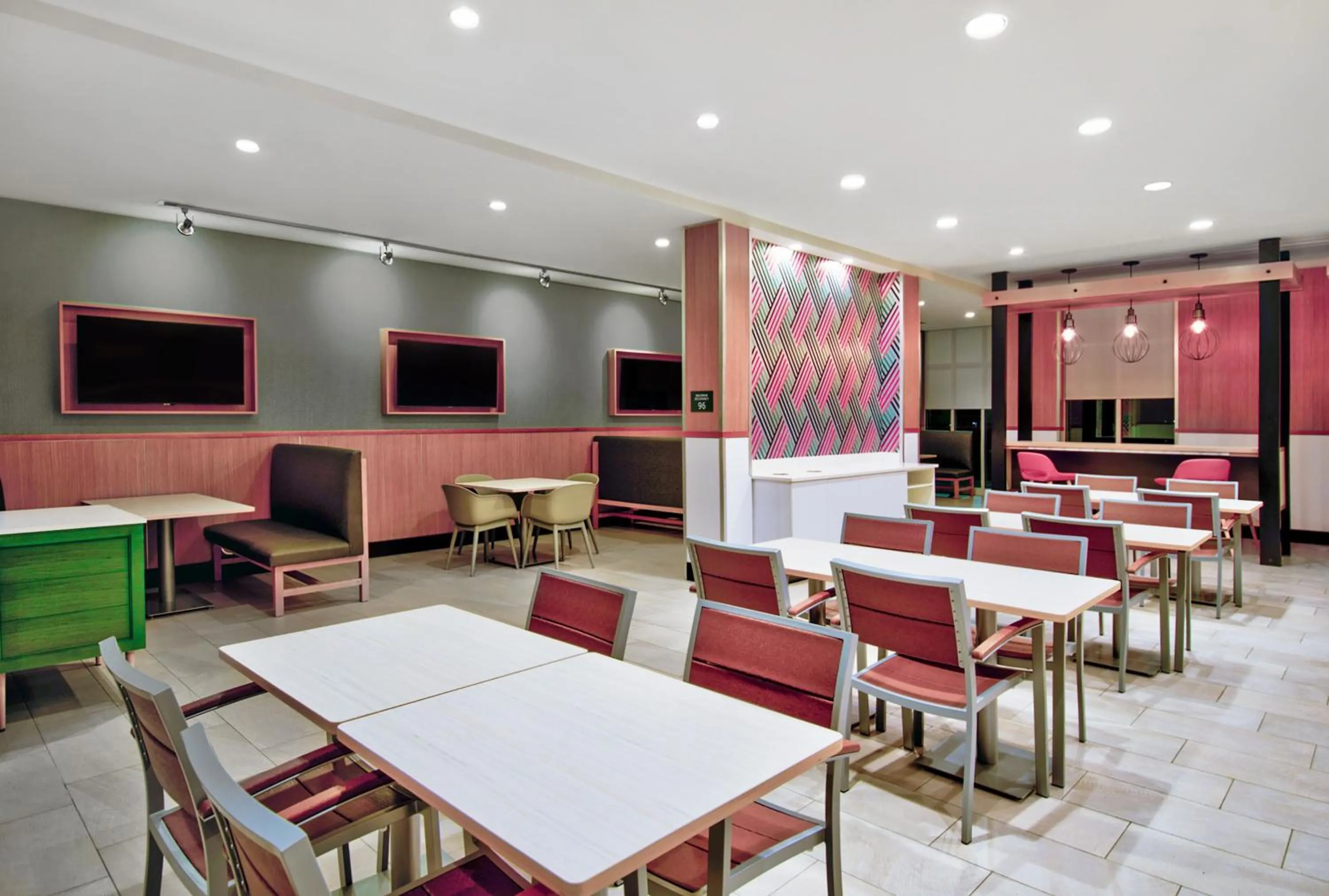 Dining area in Holiday Inn - Erie by IHG