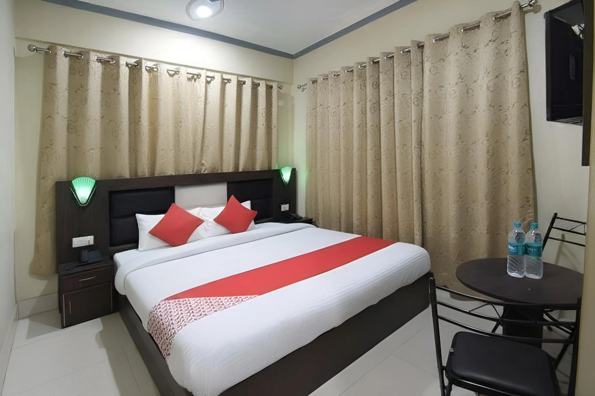 Bed in Hotel Samar