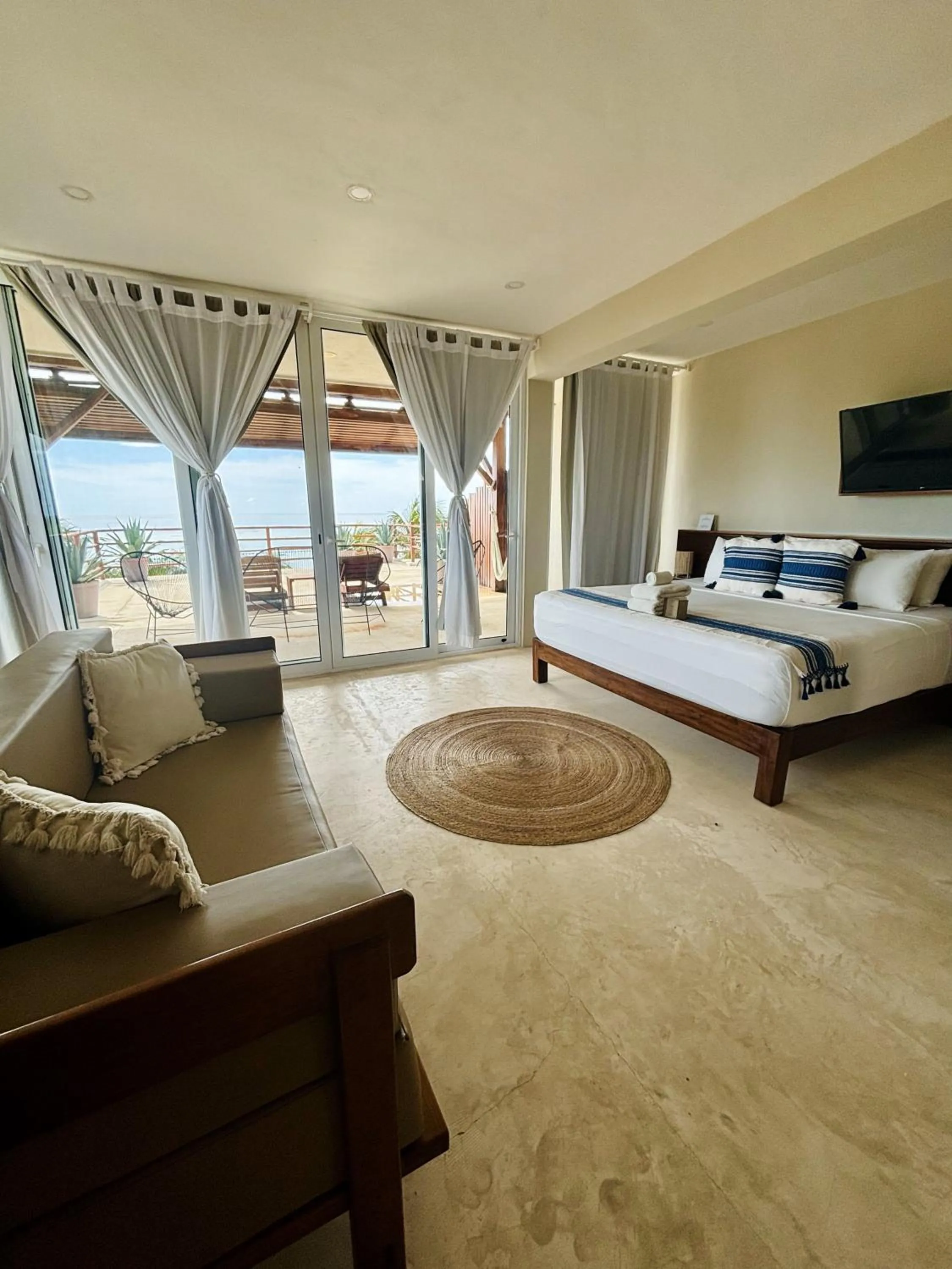 Communal lounge/ TV room, Bed in Noah Beach Hotel & Suites