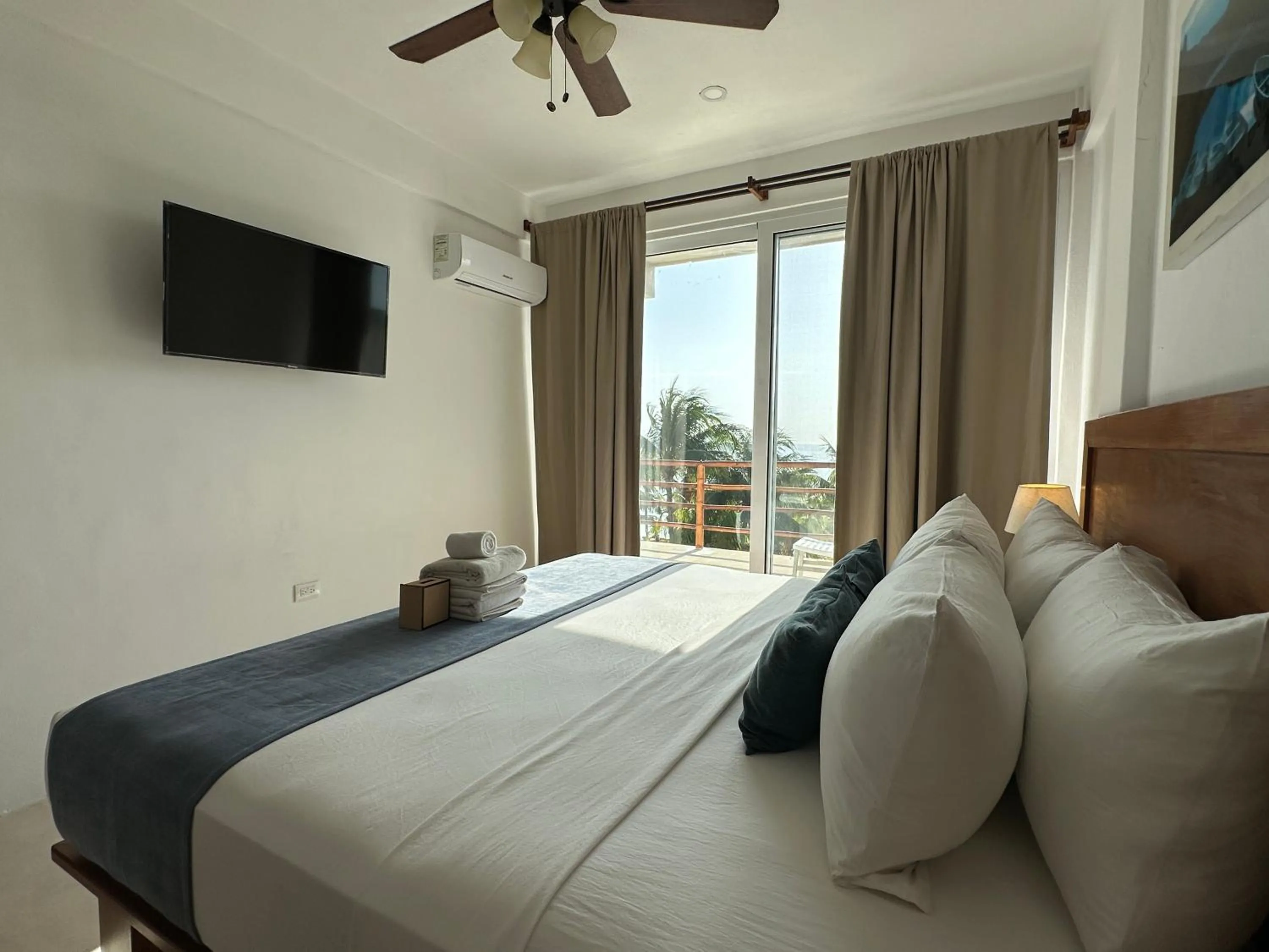 Bedroom, Bed in Noah Beach Hotel & Suites