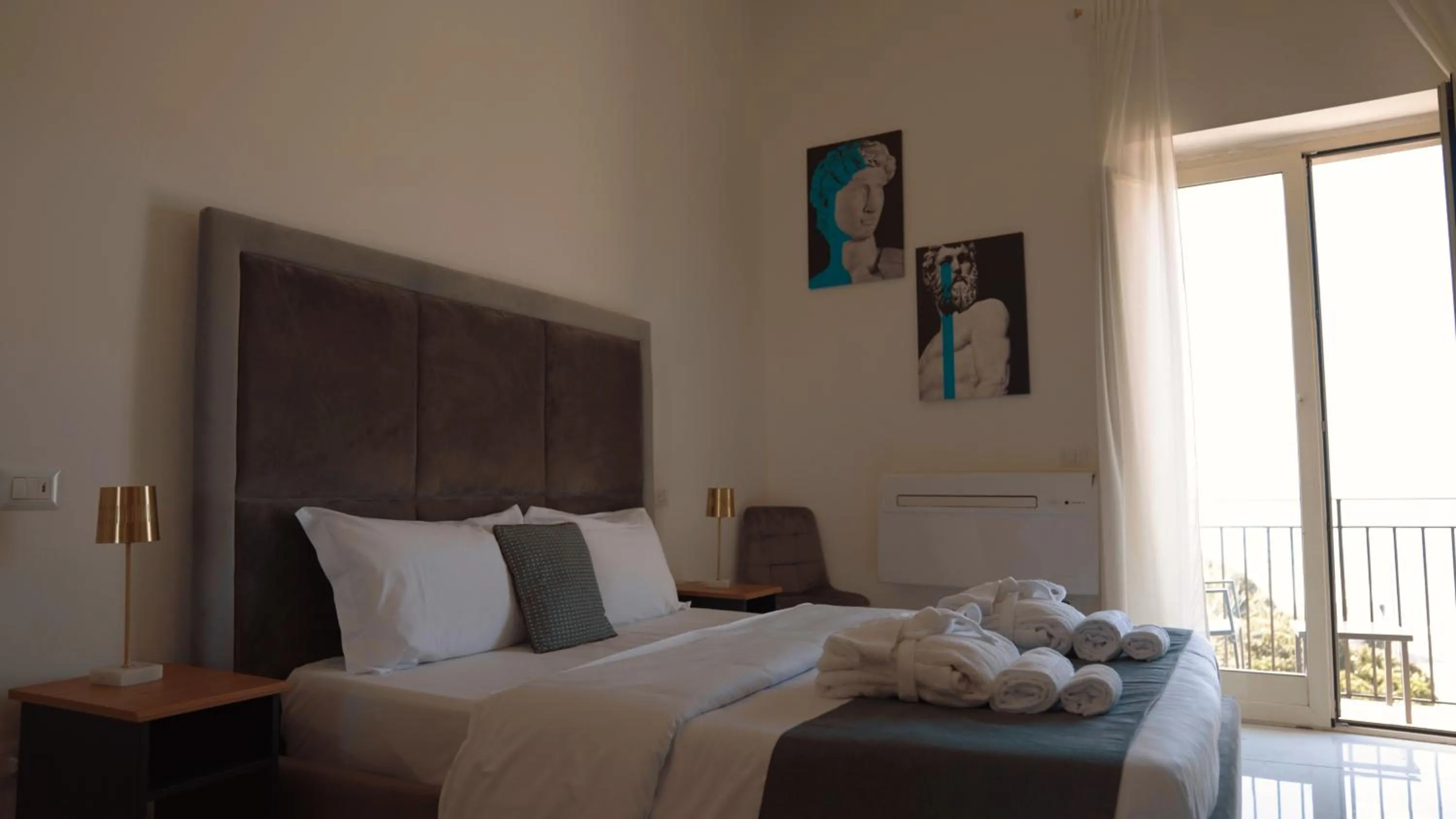 Bed in Naro Suites and Rooms