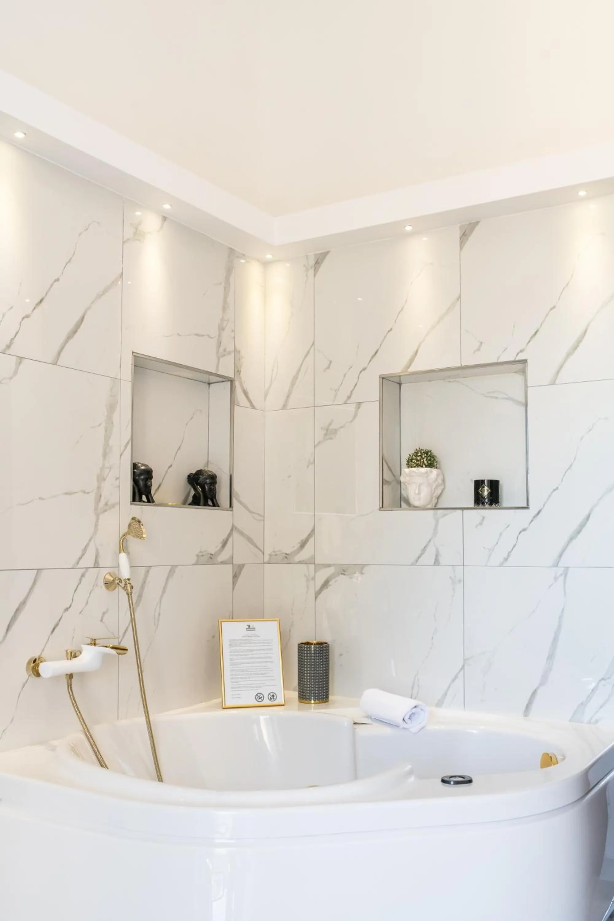 Hot Tub in Naro Suites and Rooms