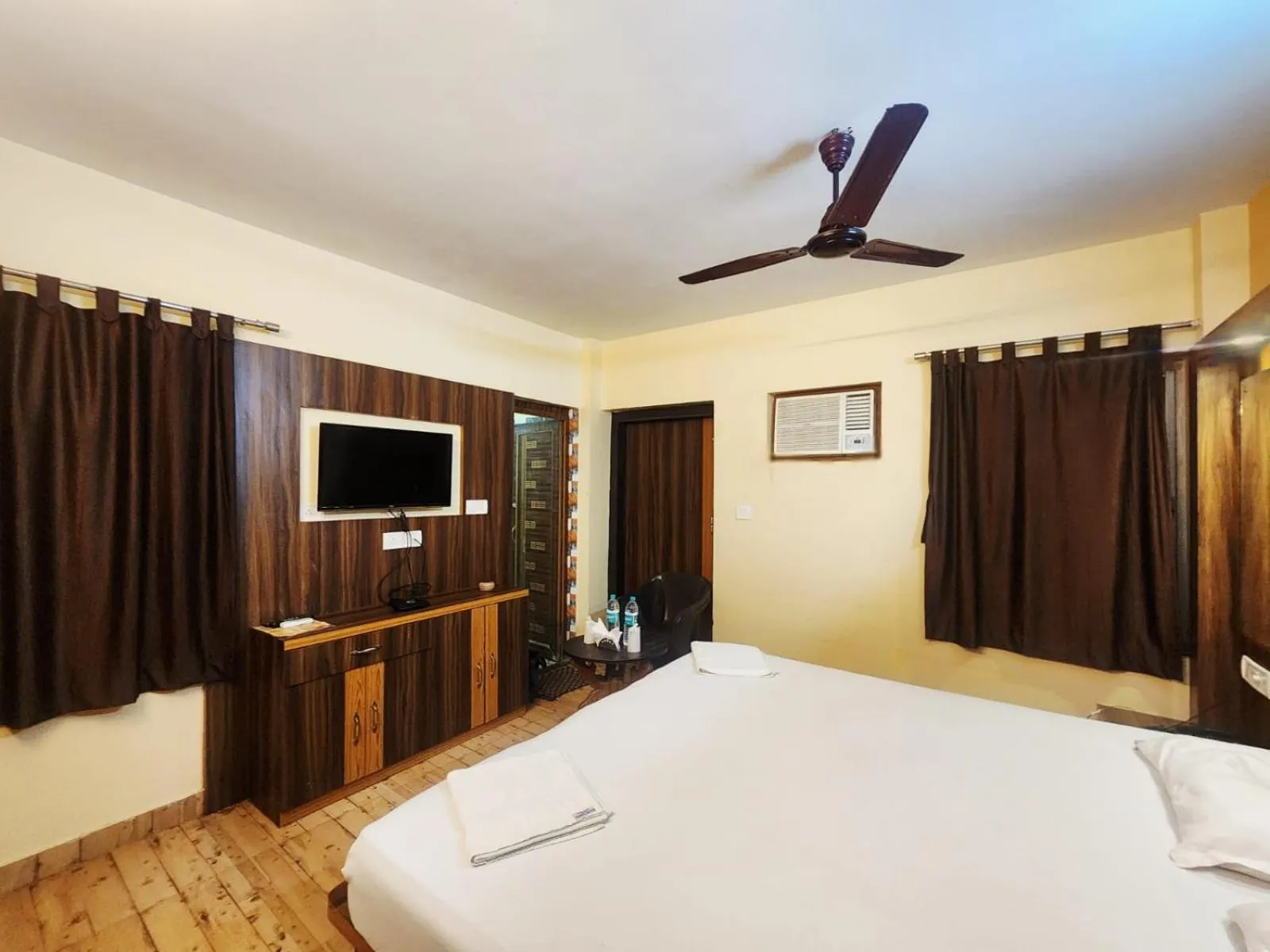 Bed in Resort Garden Retreat Seaview