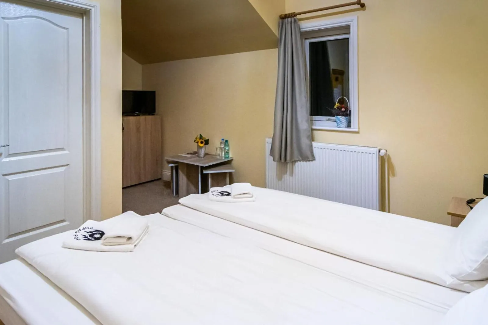 Bed in Pensiunea Popas Pop, Strambu-Baiut, Maramures