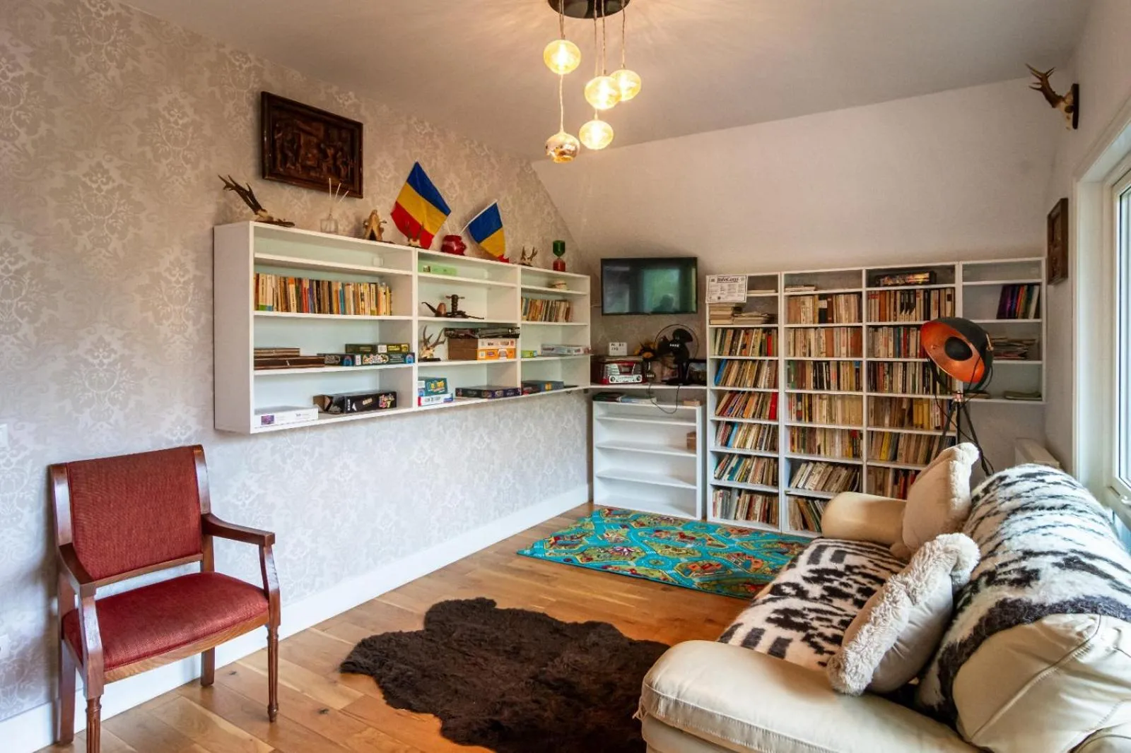 Library in Pensiunea Popas Pop, Strambu-Baiut, Maramures