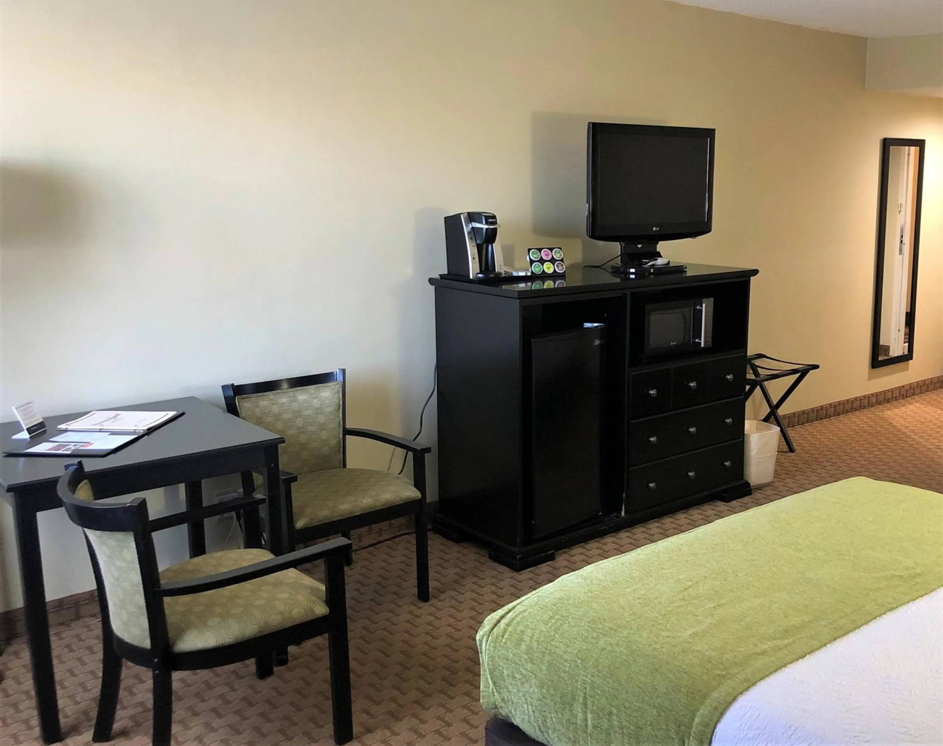 Bedroom, Bed in NavajoLand Hotel