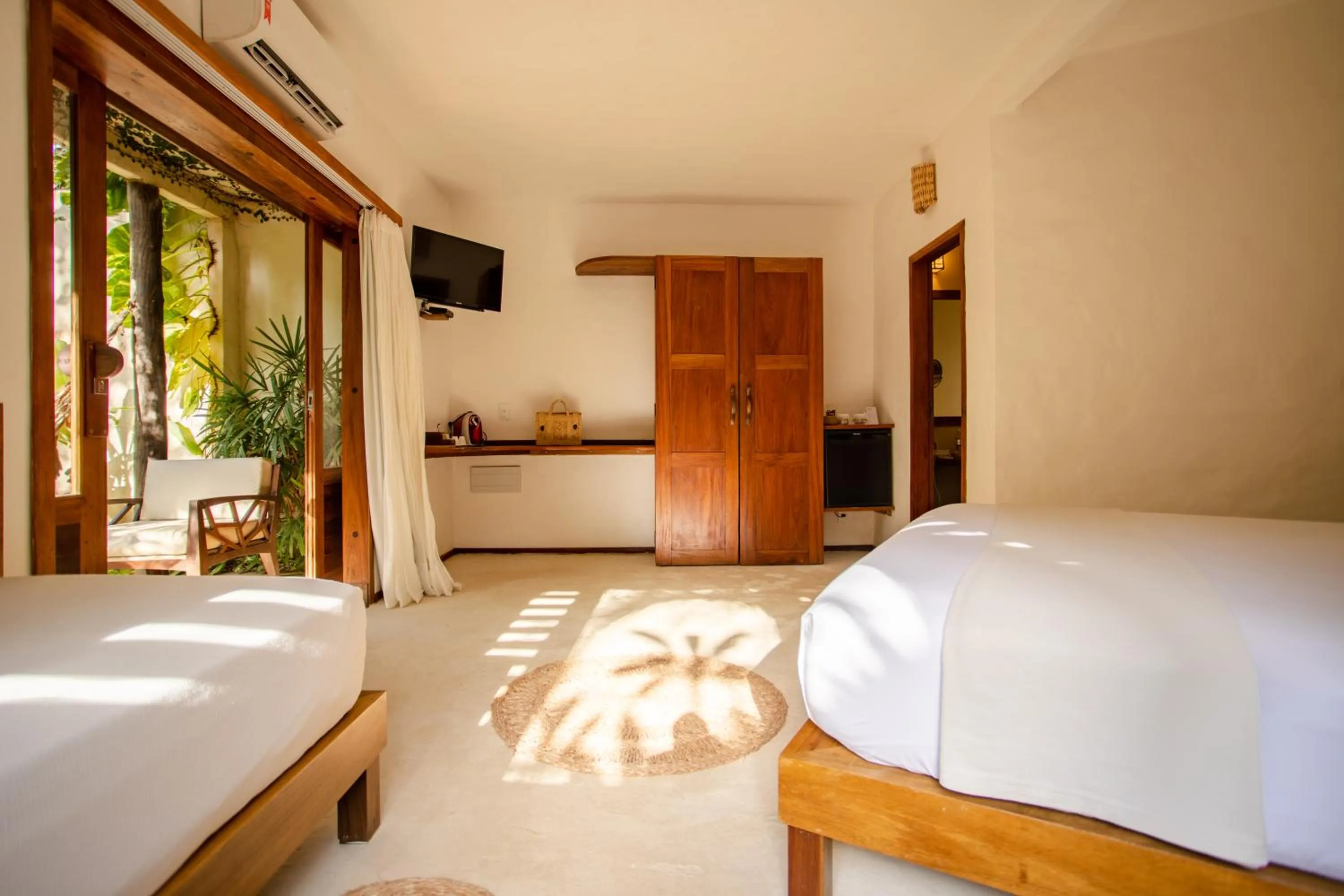 Communal lounge/ TV room, Bed in Hurricane Jeri