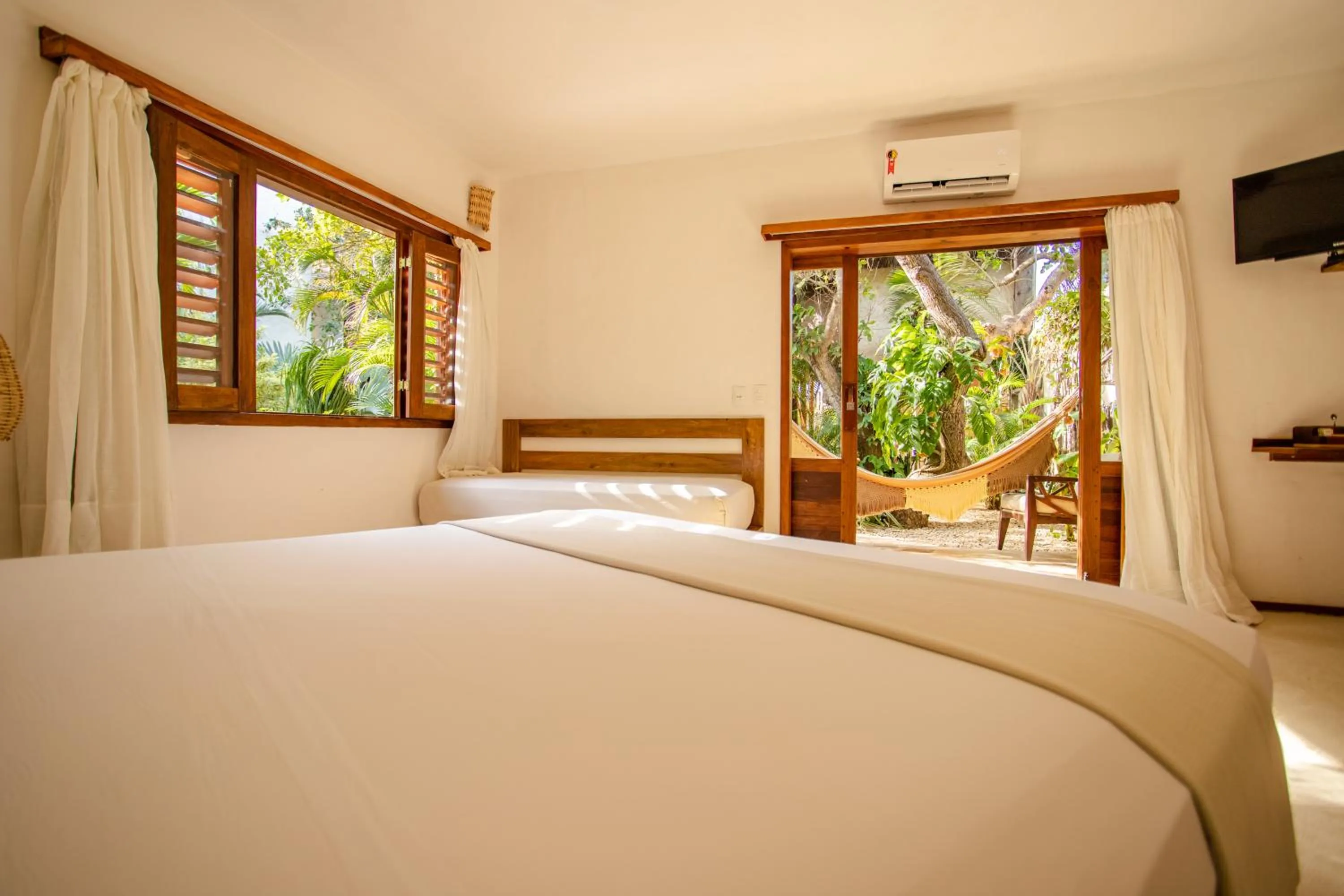 Communal lounge/ TV room, Bed in Hurricane Jeri