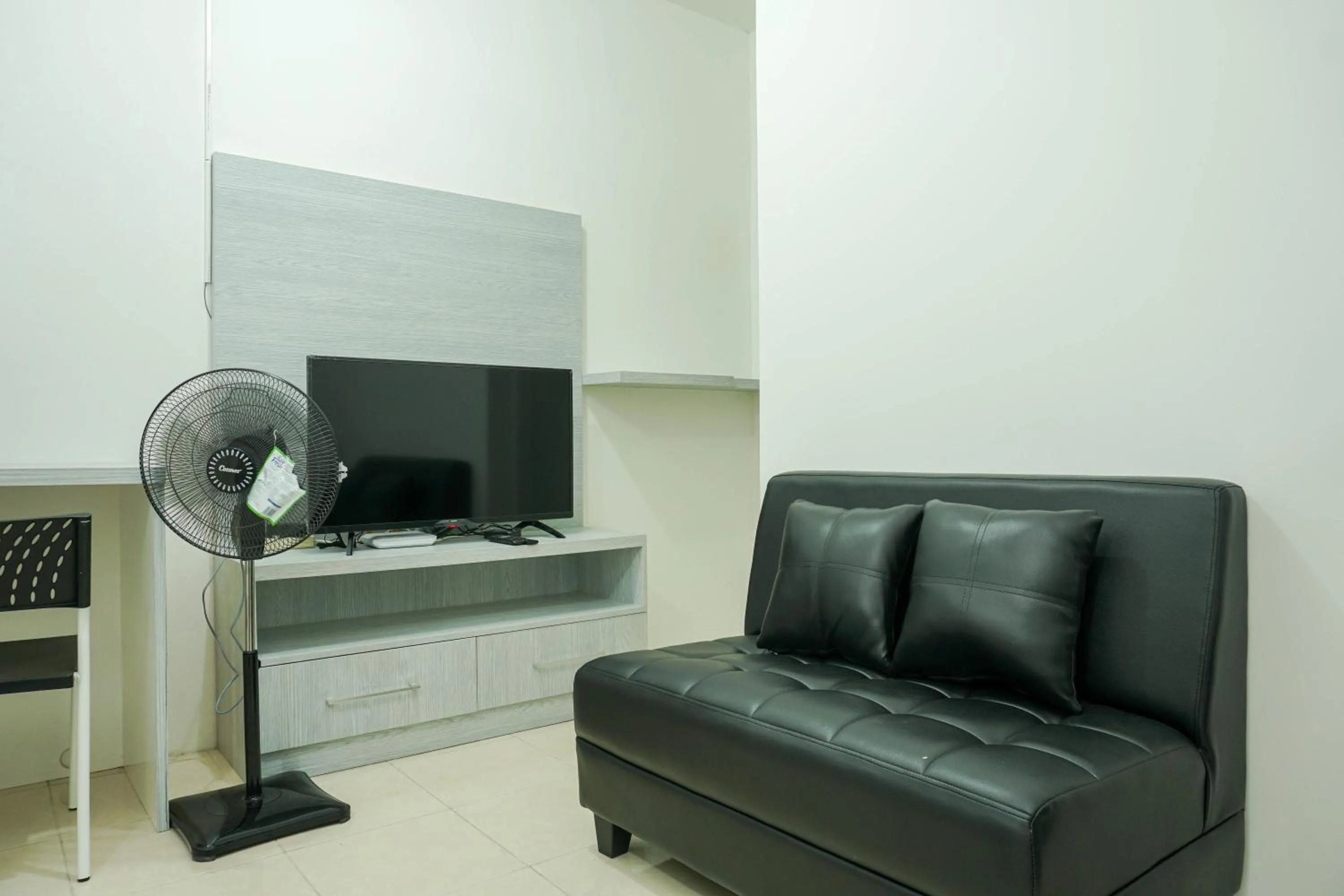 Living room in Cozy with River View @ 2BR Teluk Intan Apartment By Travelio