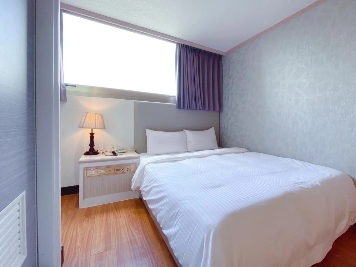 Photo of the whole room, Bed in Chrysler Hotel