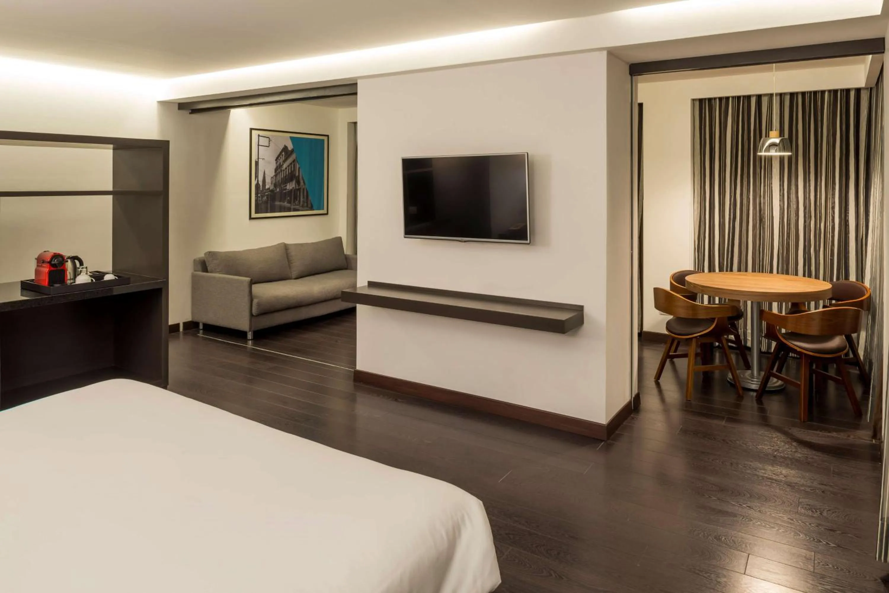 Living room, Bed in Hilton DoubleTree Guadalajara Centro Historico