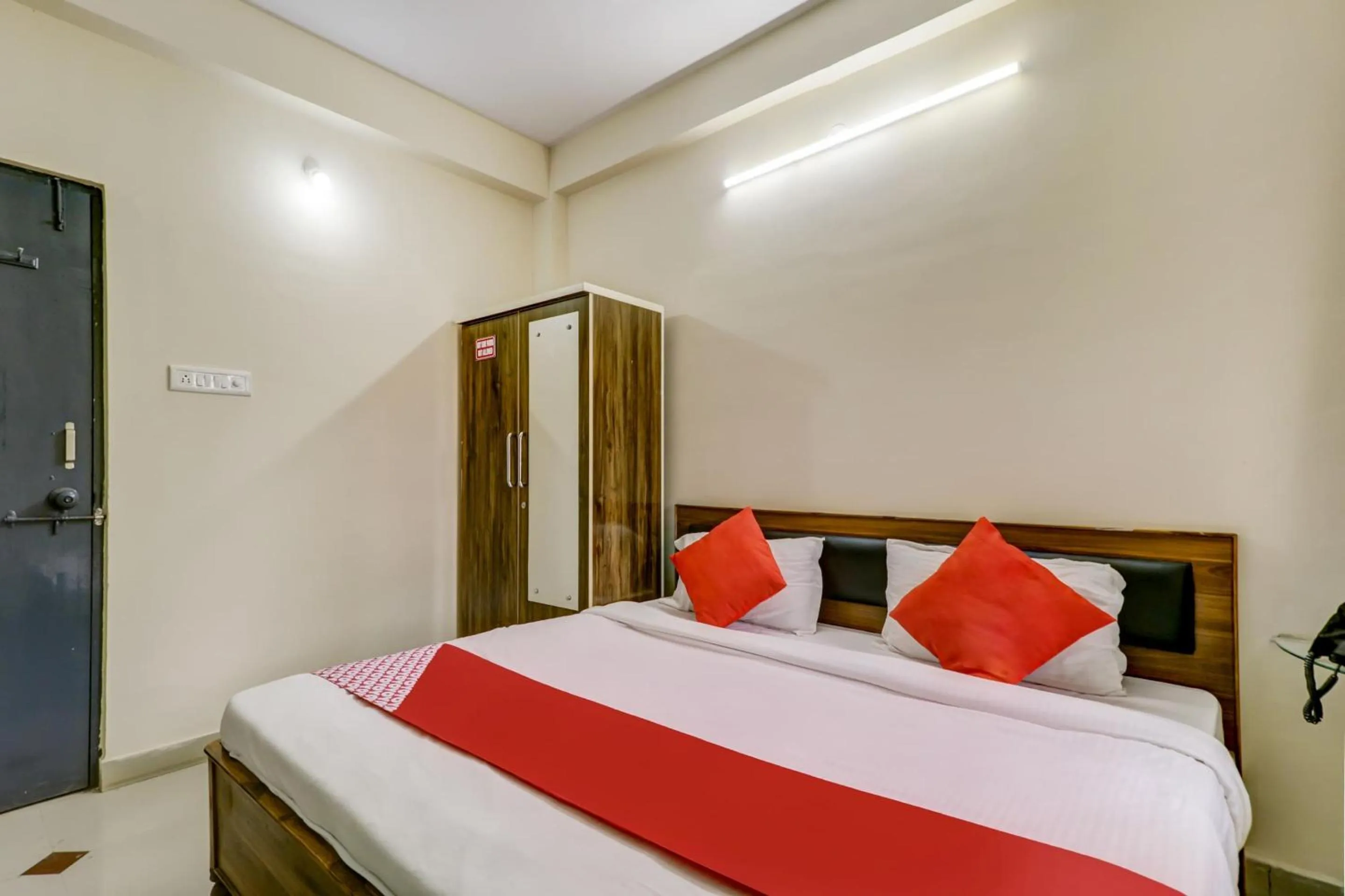 Bedroom, Bed in Super Hotel O The Crown Inn