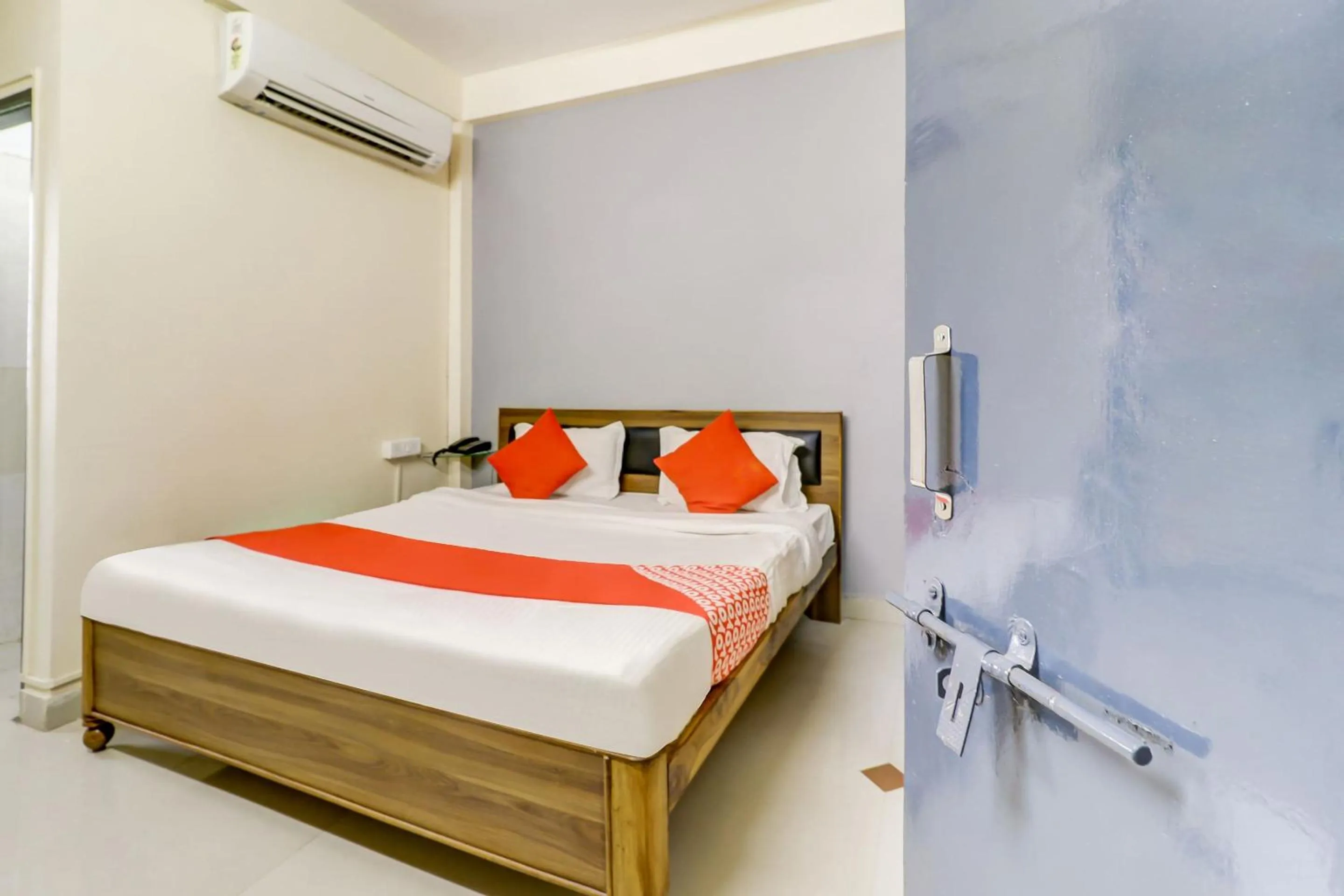 Bedroom, Bed in Super Hotel O The Crown Inn