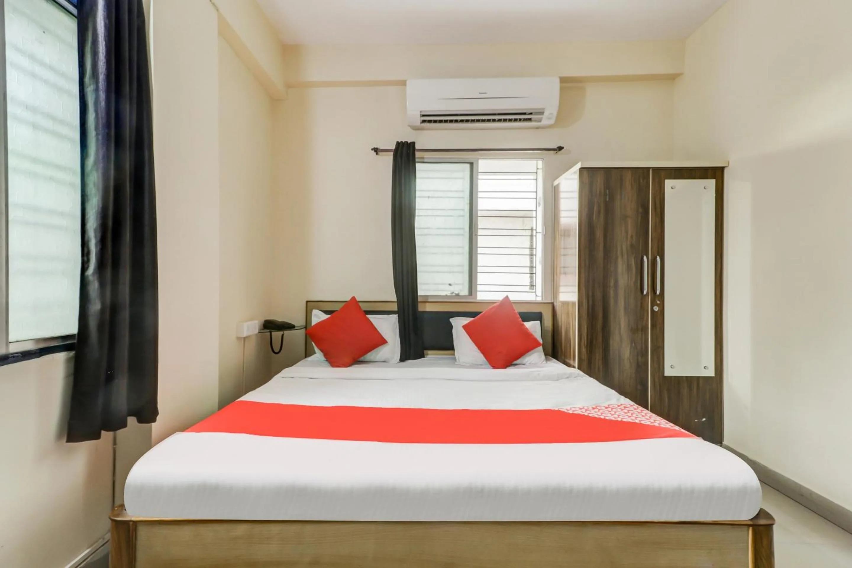 Bedroom, Bed in Super Hotel O The Crown Inn