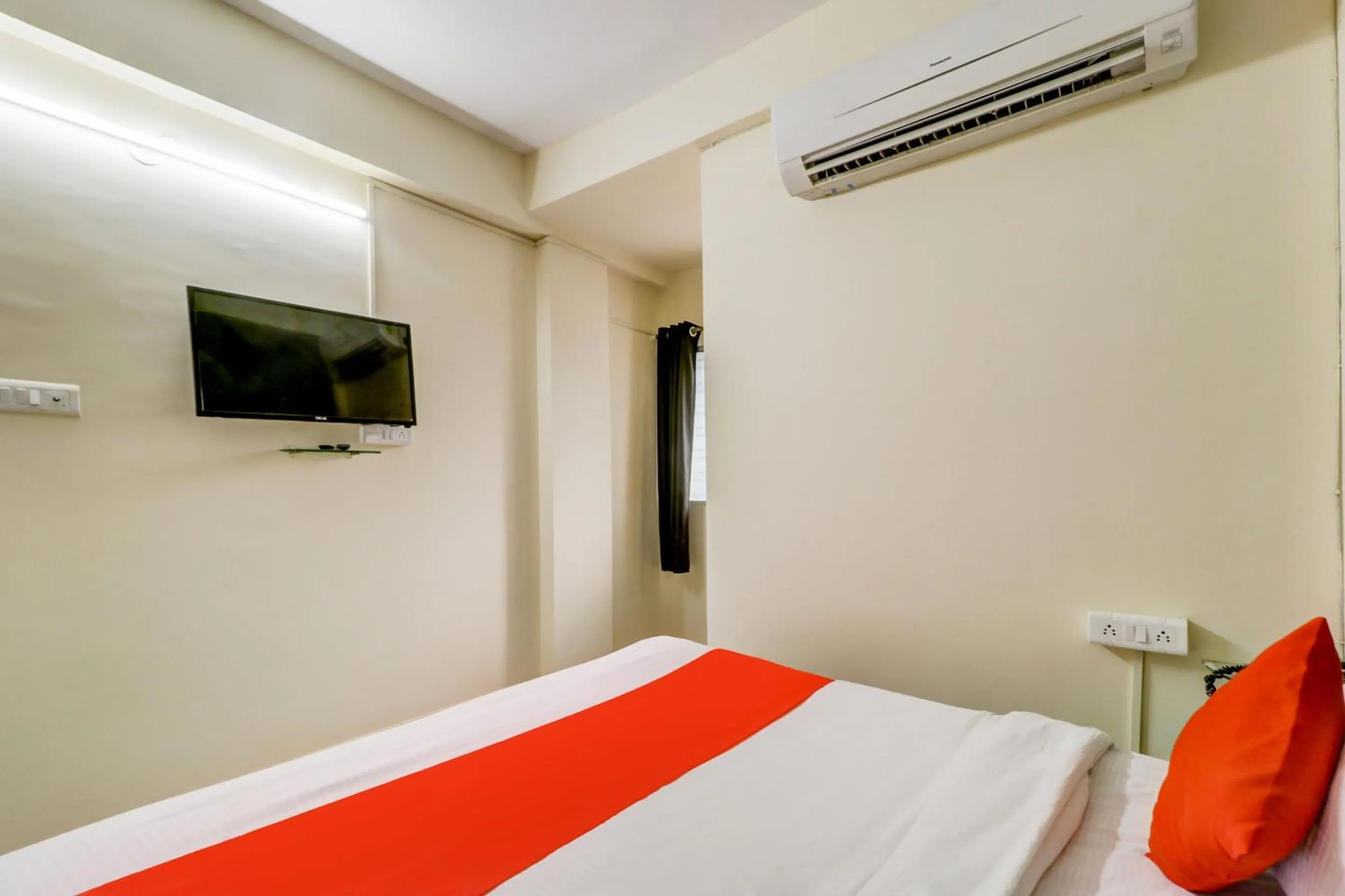 Bedroom, Bed in Super Hotel O The Crown Inn