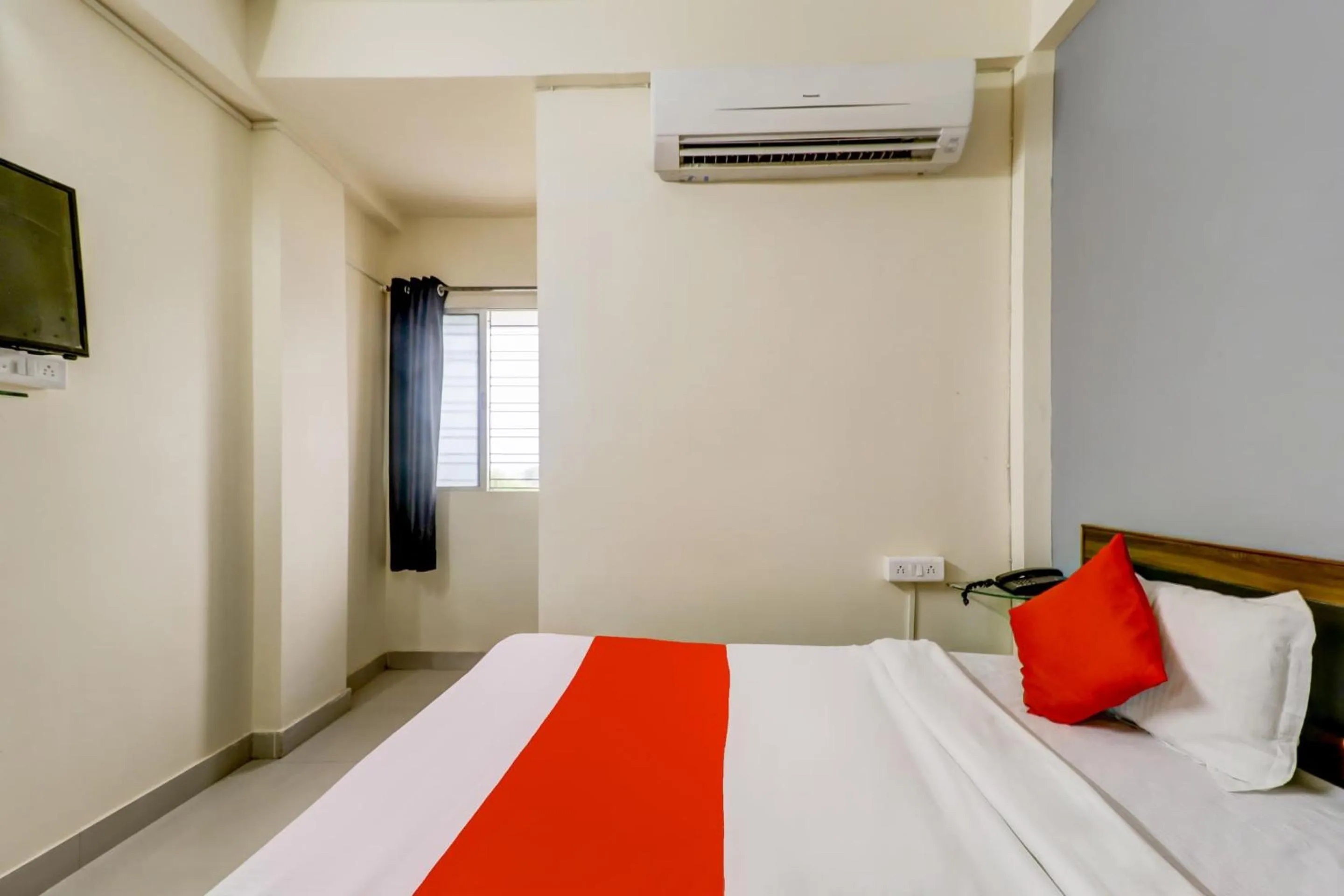 Bedroom, Bed in Super Hotel O The Crown Inn