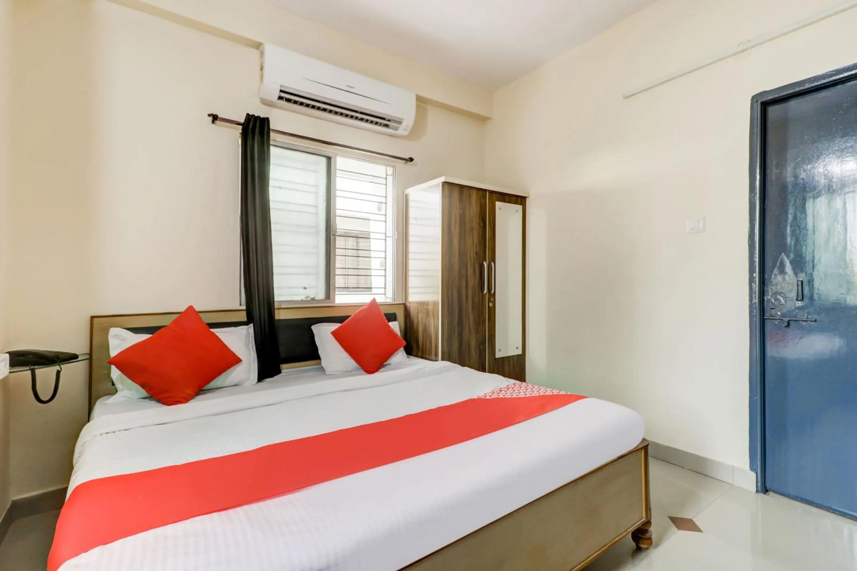 Bedroom, Bed in Super Hotel O The Crown Inn