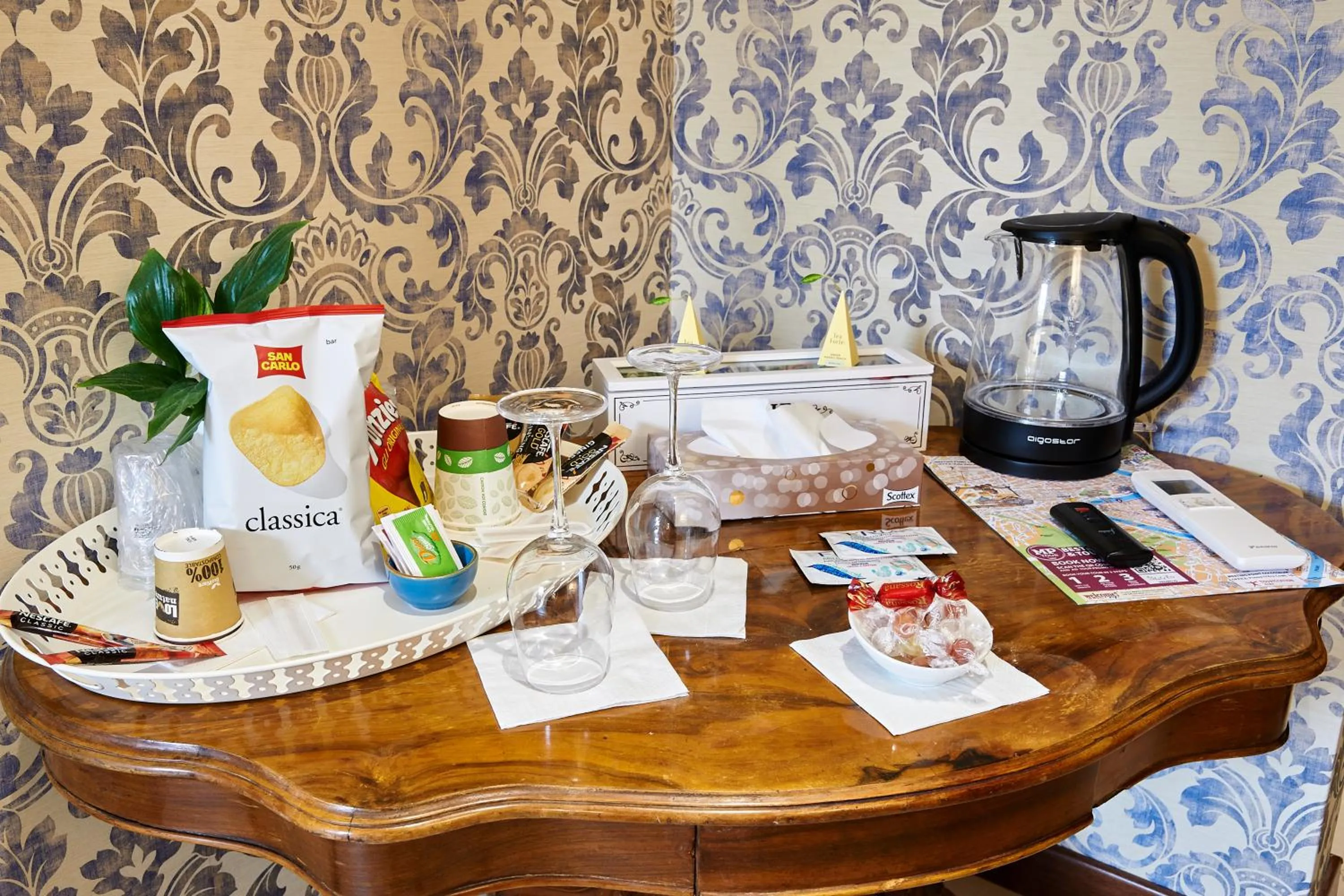 Breakfast in Fabrizio's Rooms