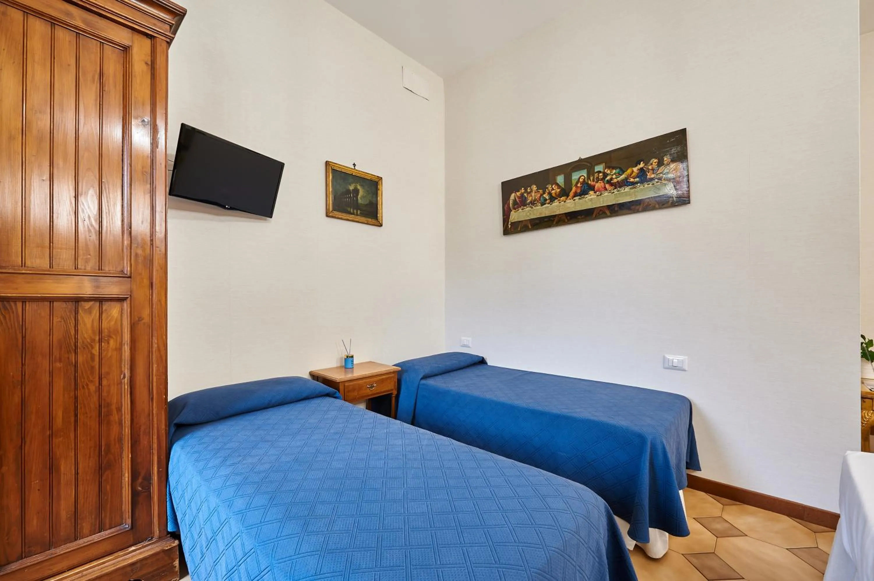 Photo of the whole room, Bed in Fabrizio's Rooms