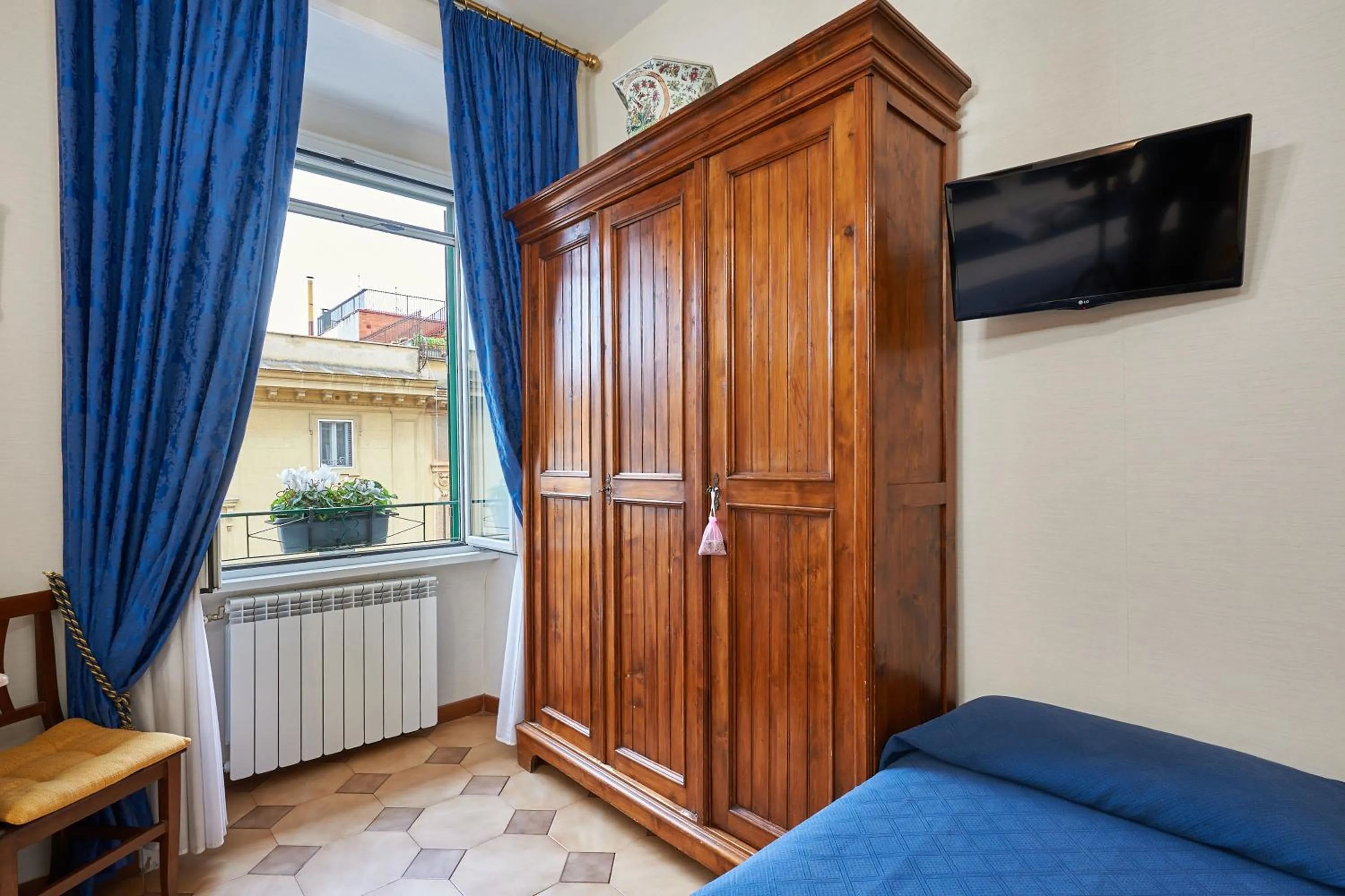 wardrobe in Fabrizio's Rooms