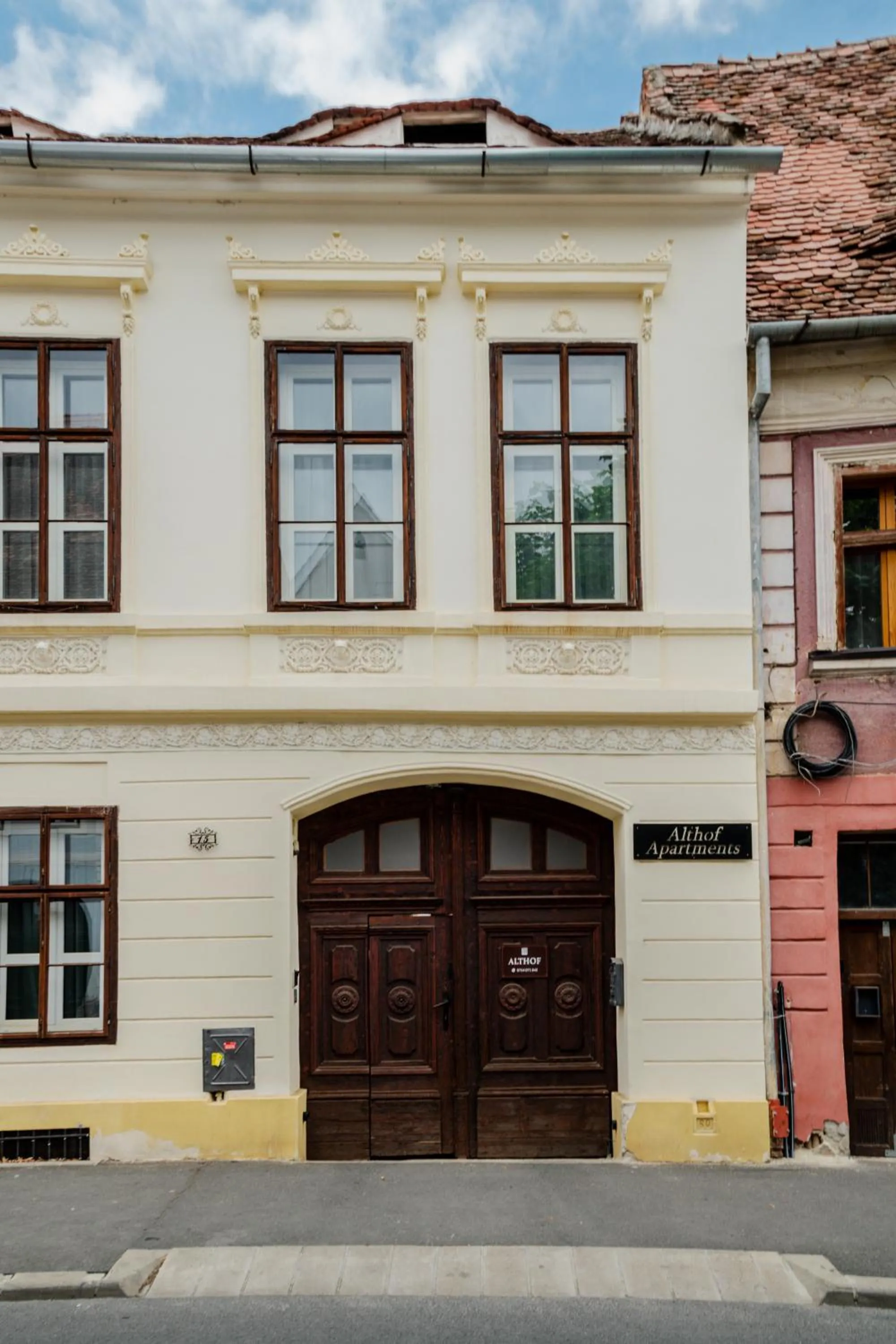 Facade/entrance in Althof Apartments