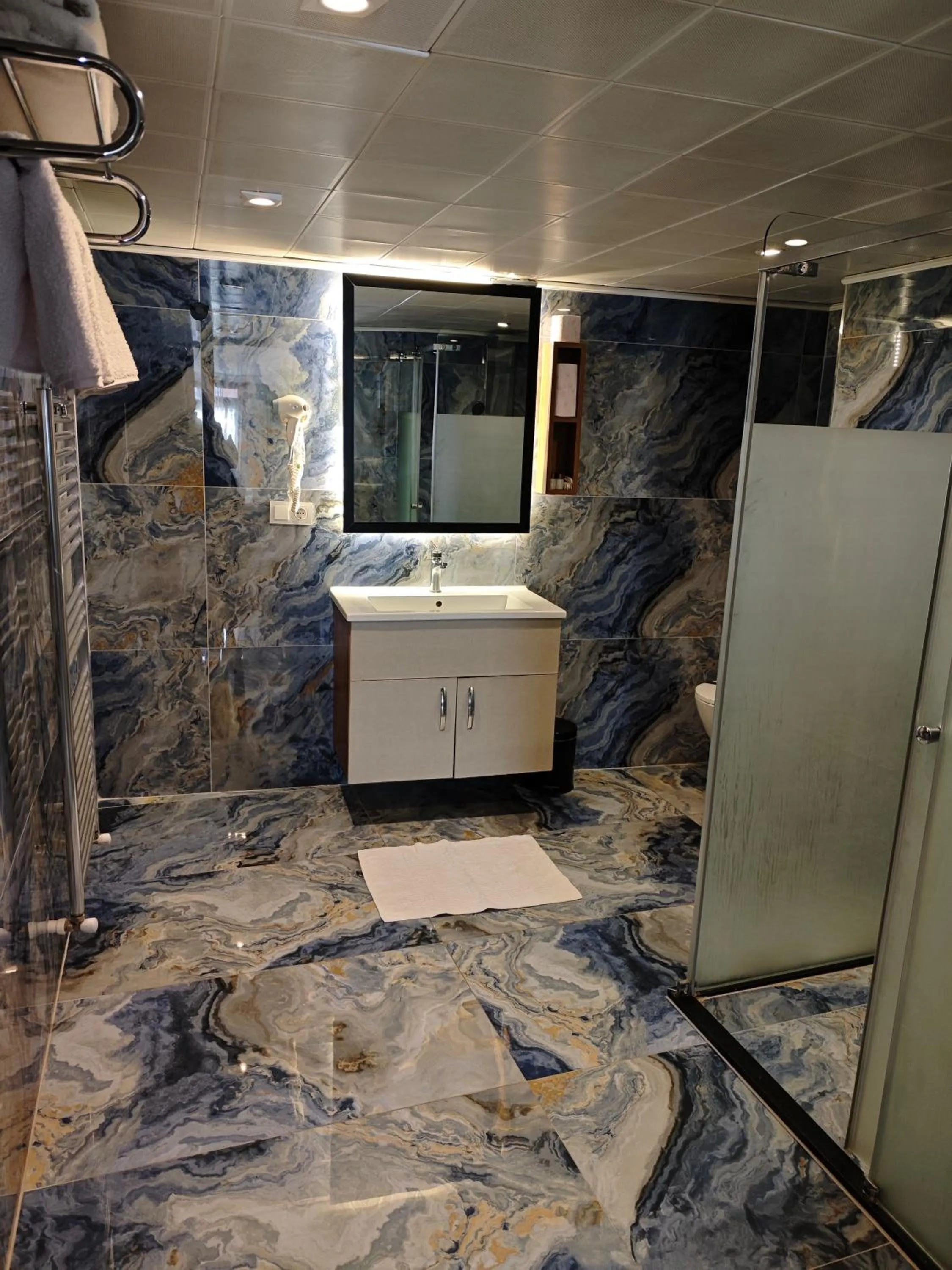 Shower in Hotel Devman