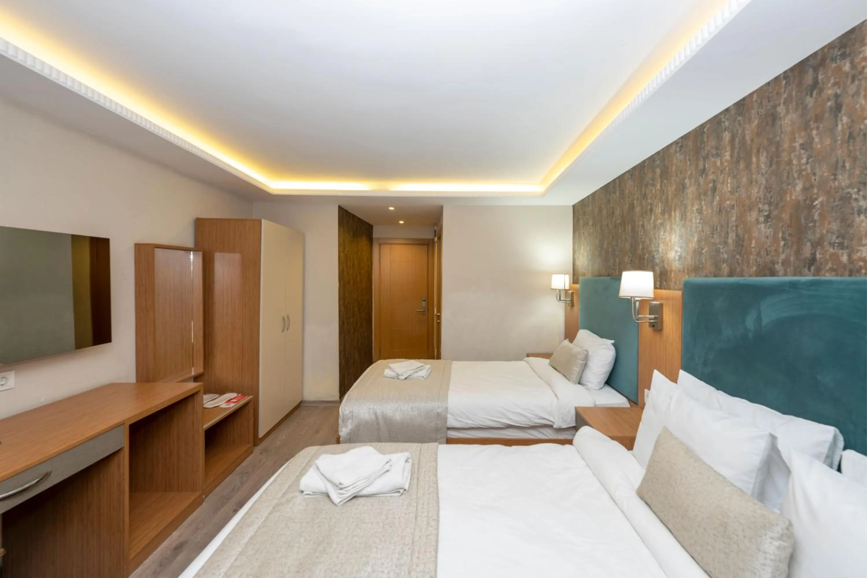 room service, Bed in Hotel Devman