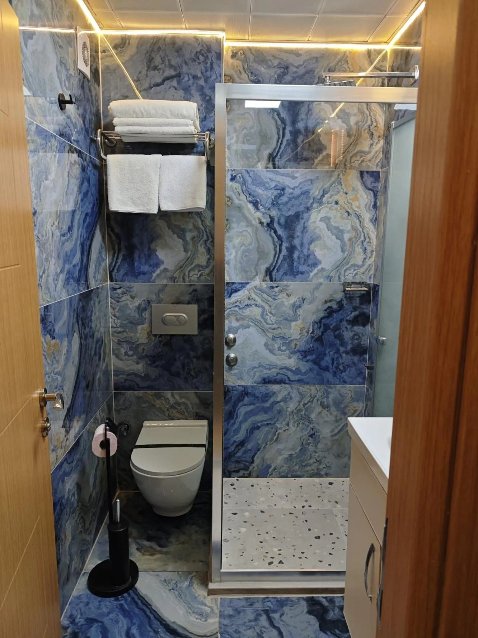 Shower in Hotel Devman