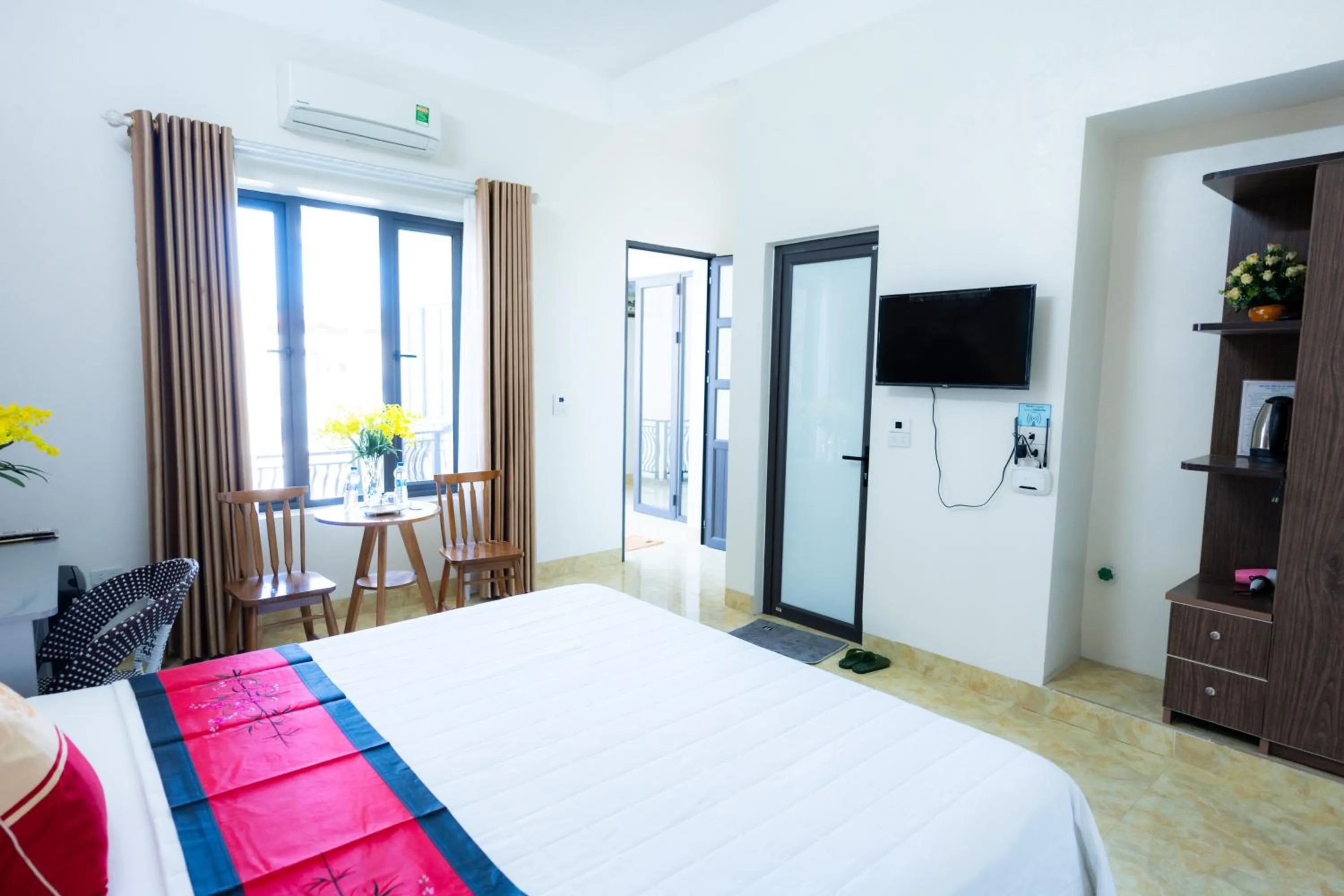 Bedroom, Bed in TAMCOC VUTHANH FRIENDLY Hotel