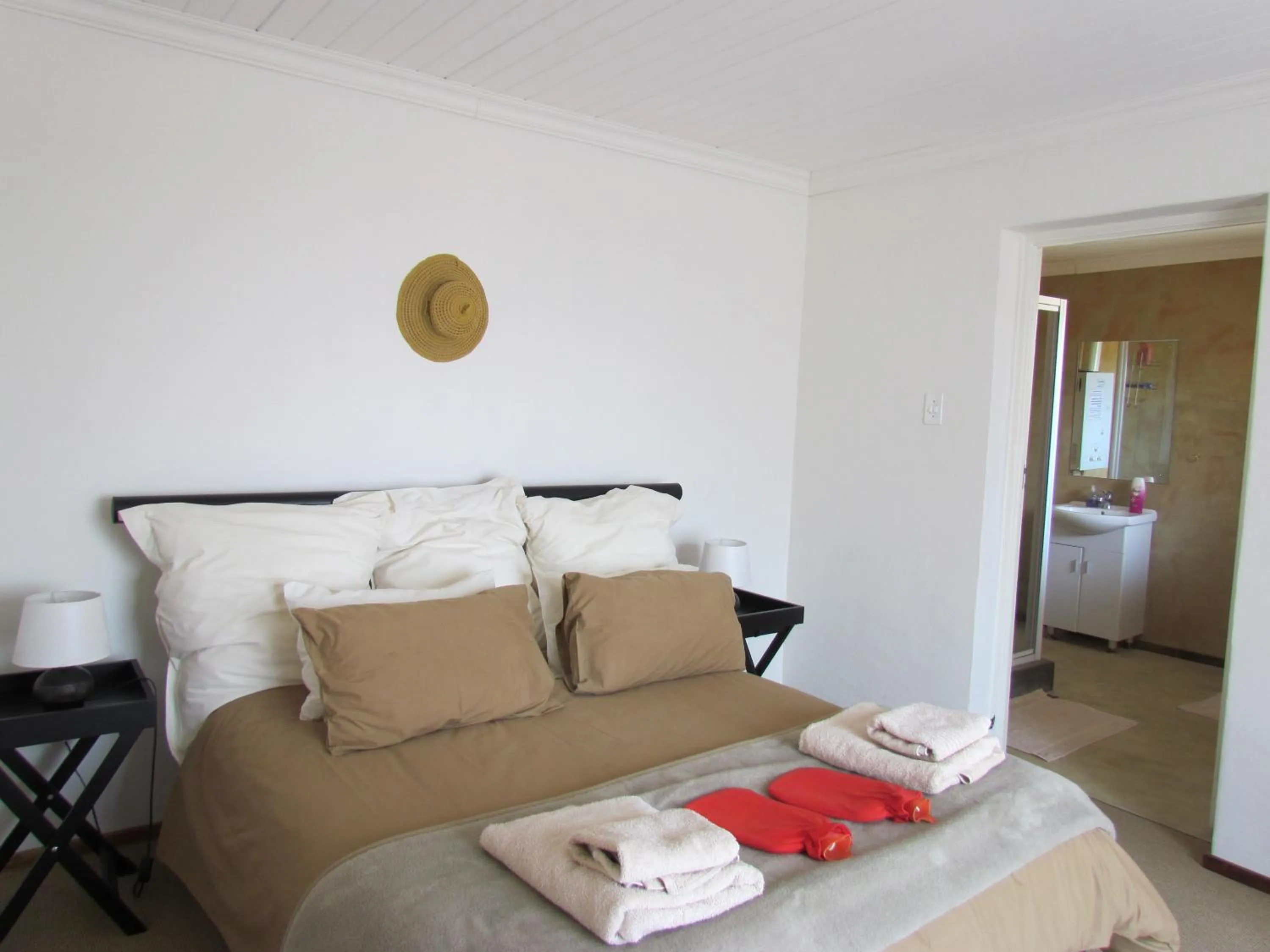 Bathroom, Bed in Pumula Guest Farm
