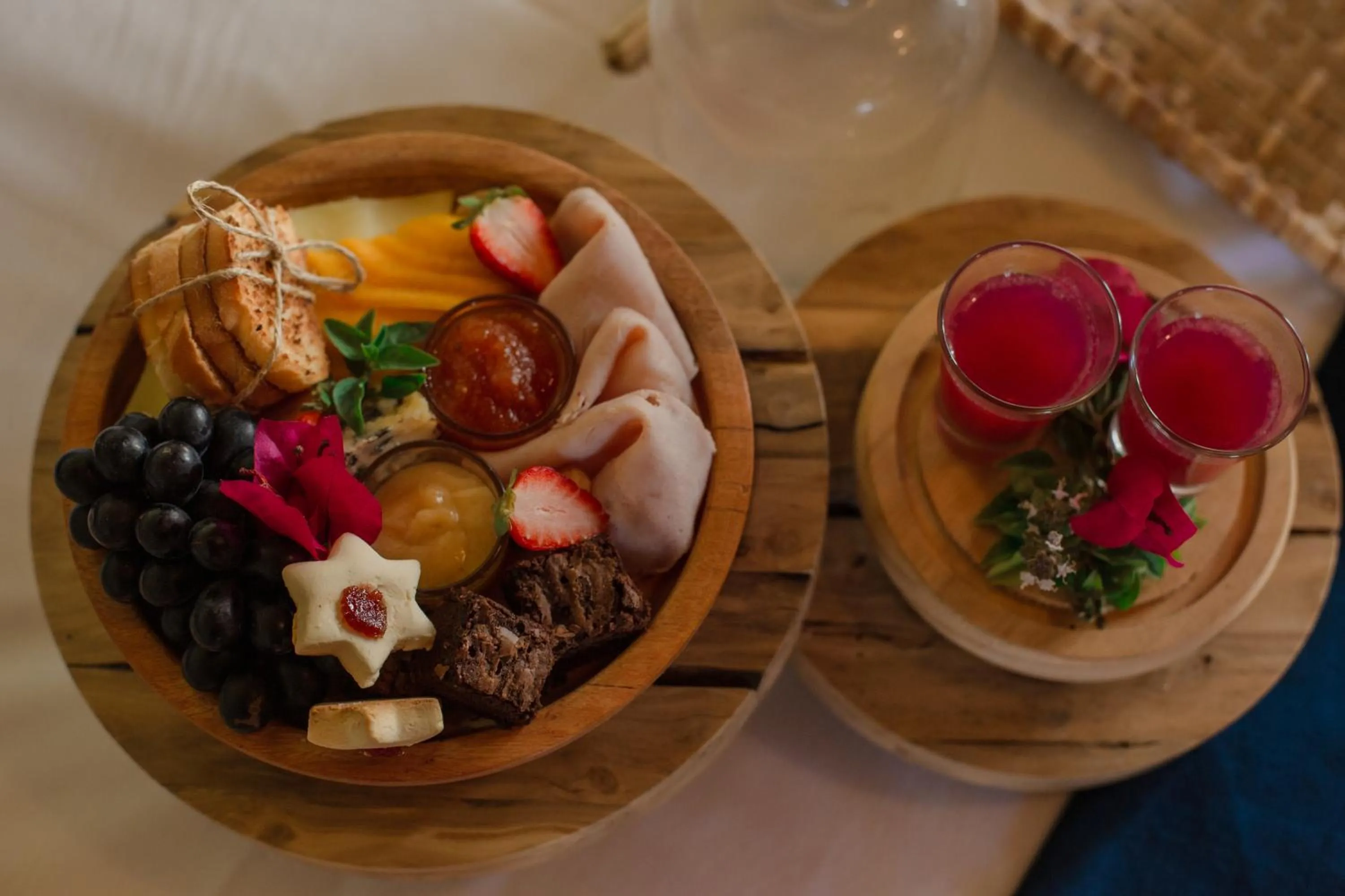 Restaurant/places to eat in VILA ATY LODGE