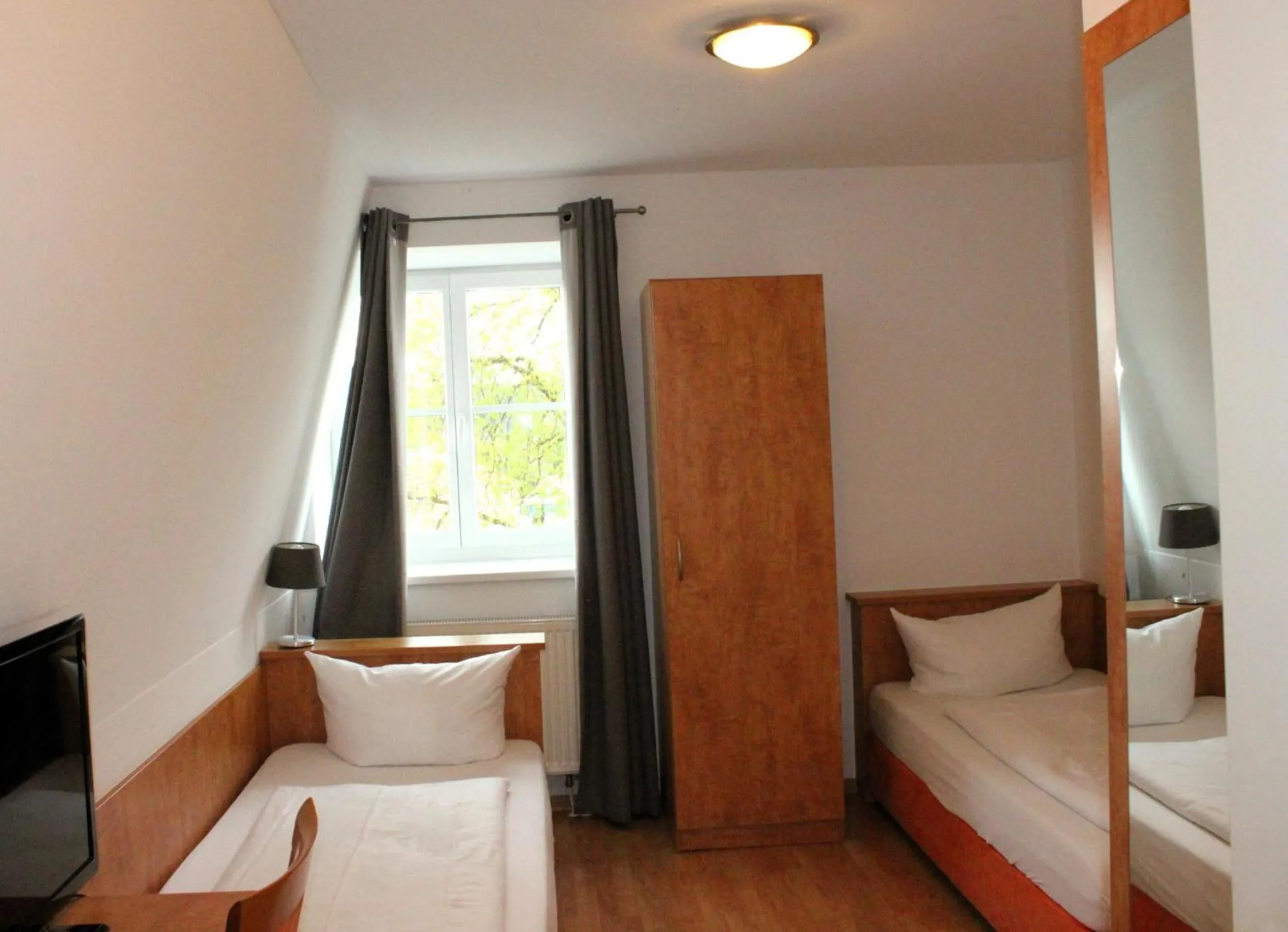 View (from property/room), Bed in Hotel Waitzingers