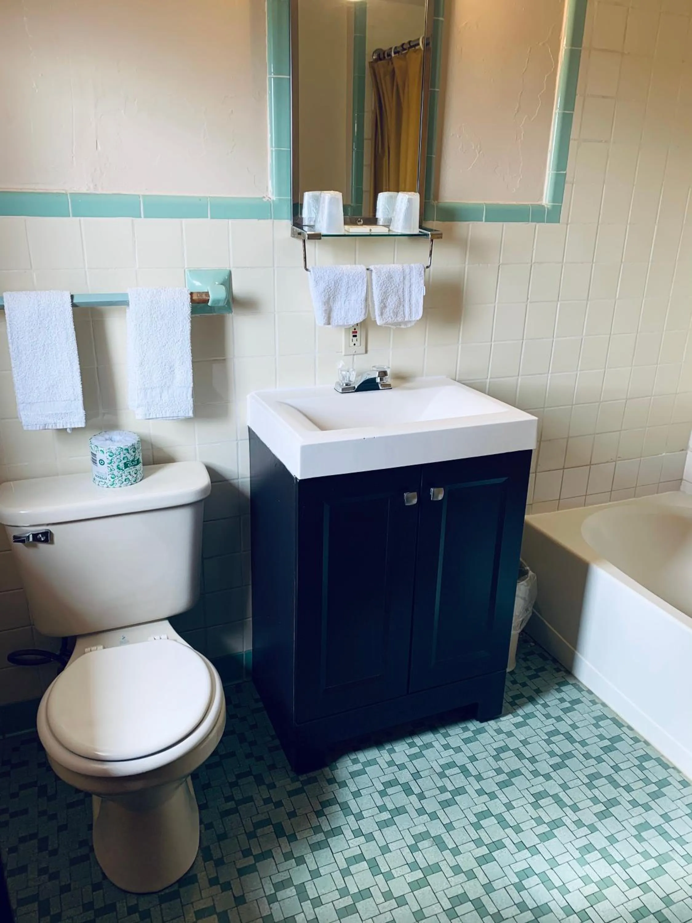 Shower in Best Motel Bowling Green