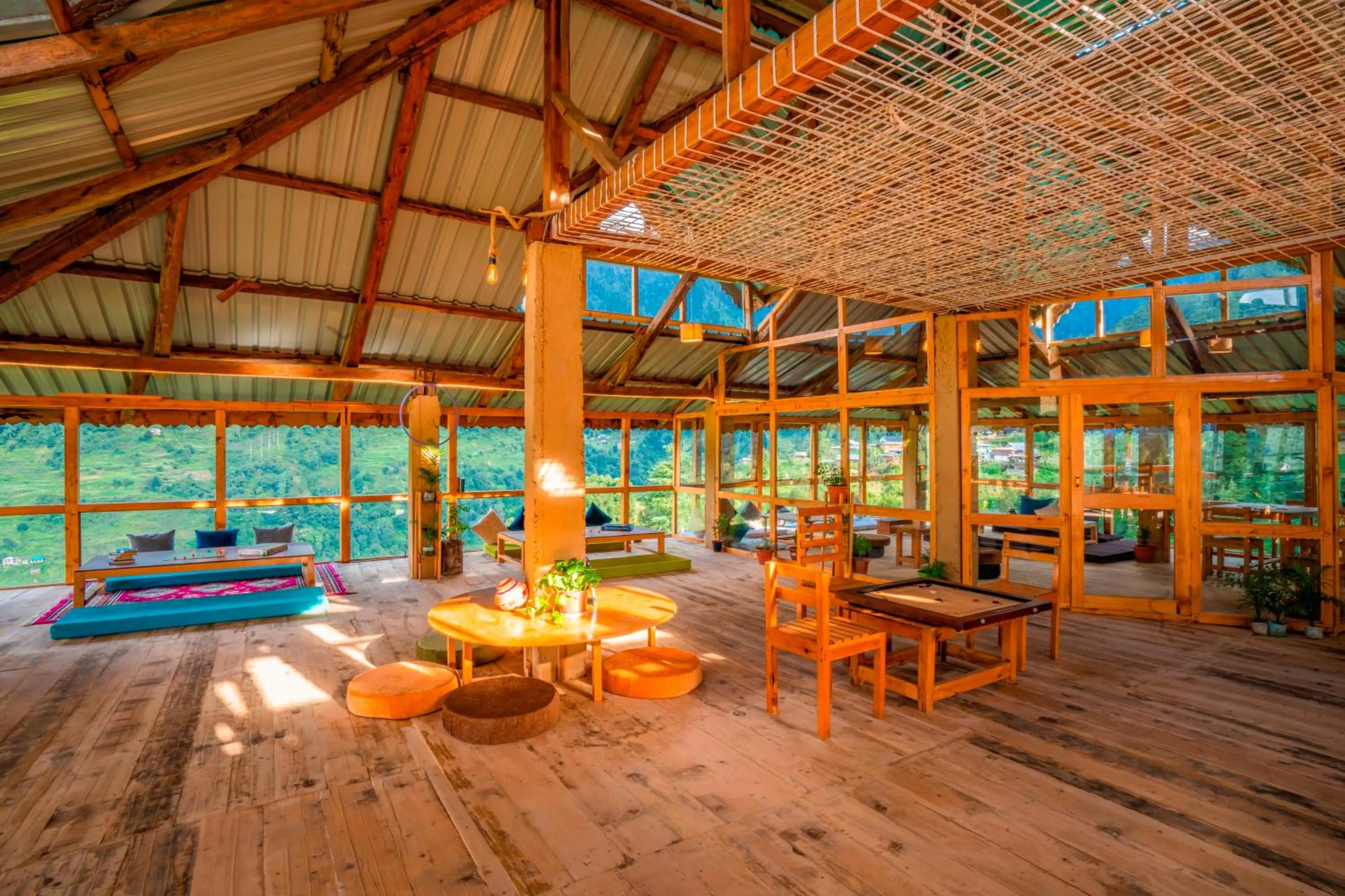 Living room in Zostel Shangarh, Kullu