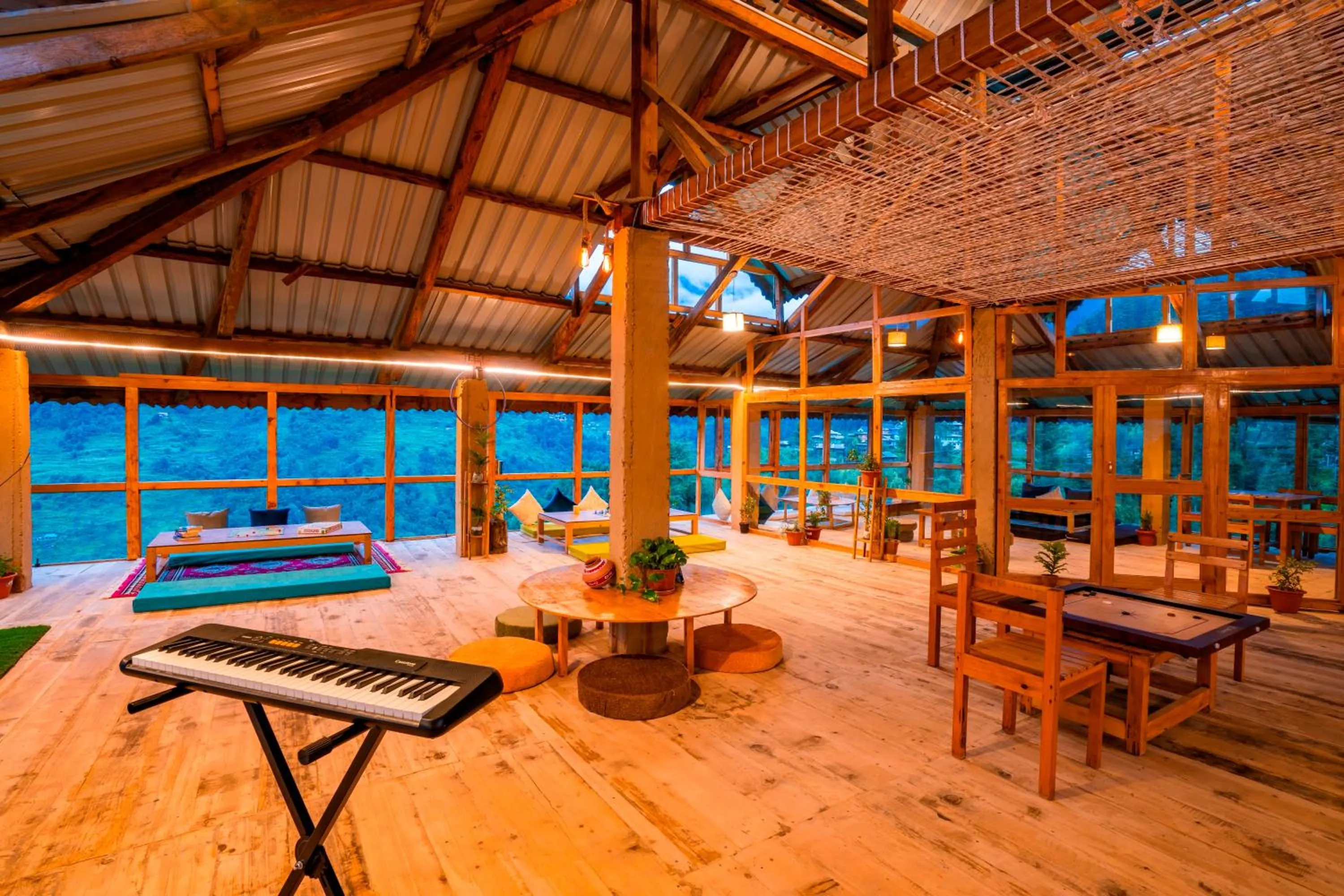Living room in Zostel Shangarh, Kullu