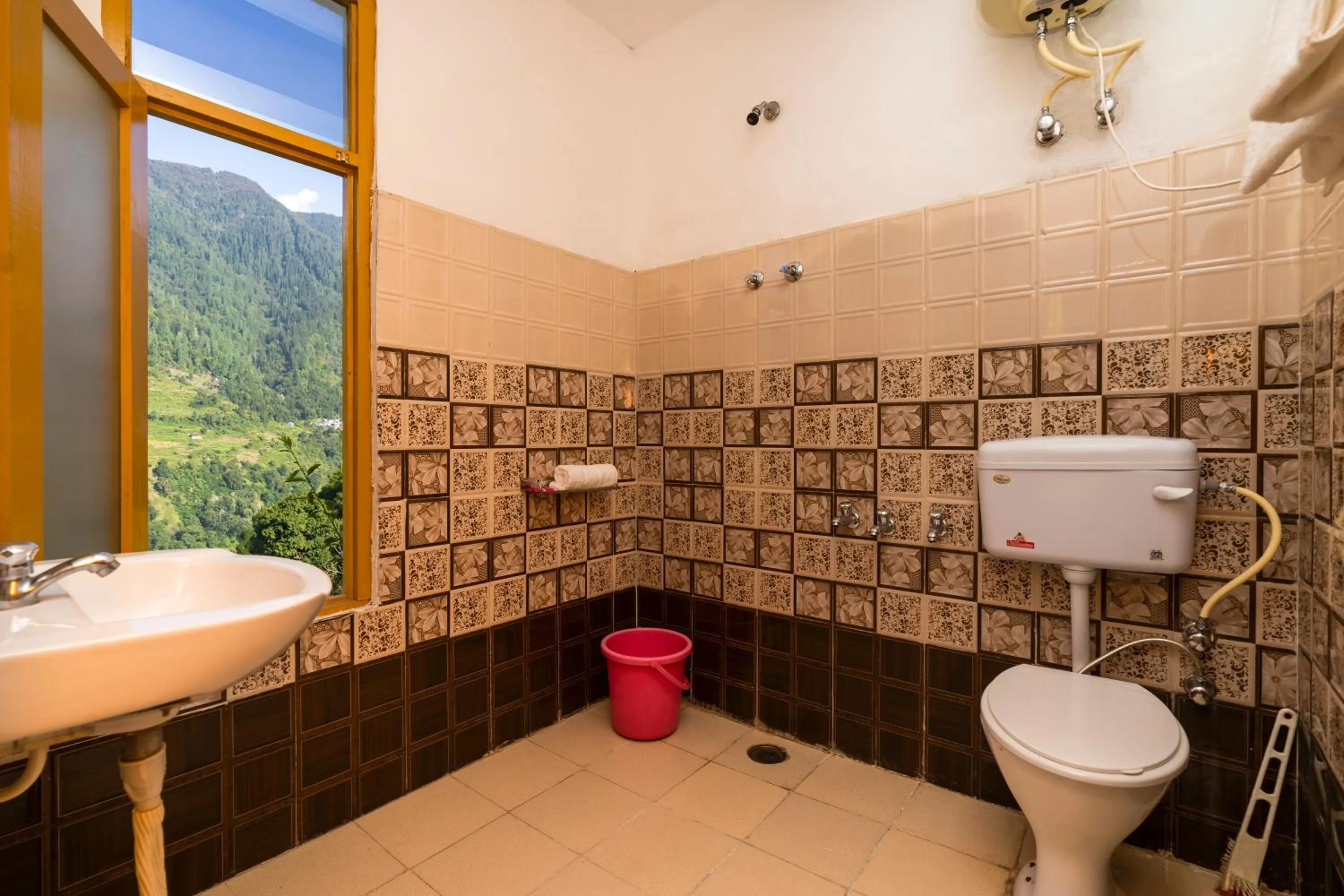 Toilet in Zostel Shangarh, Kullu