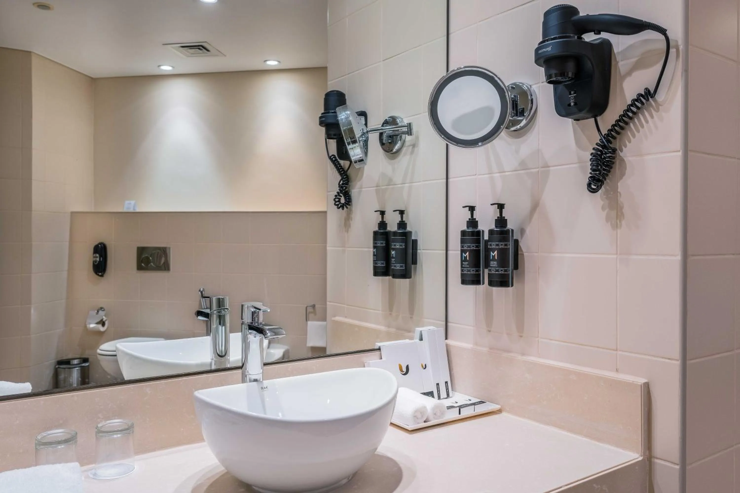 Toilet in Metropolitan Al Mafraq Hotel