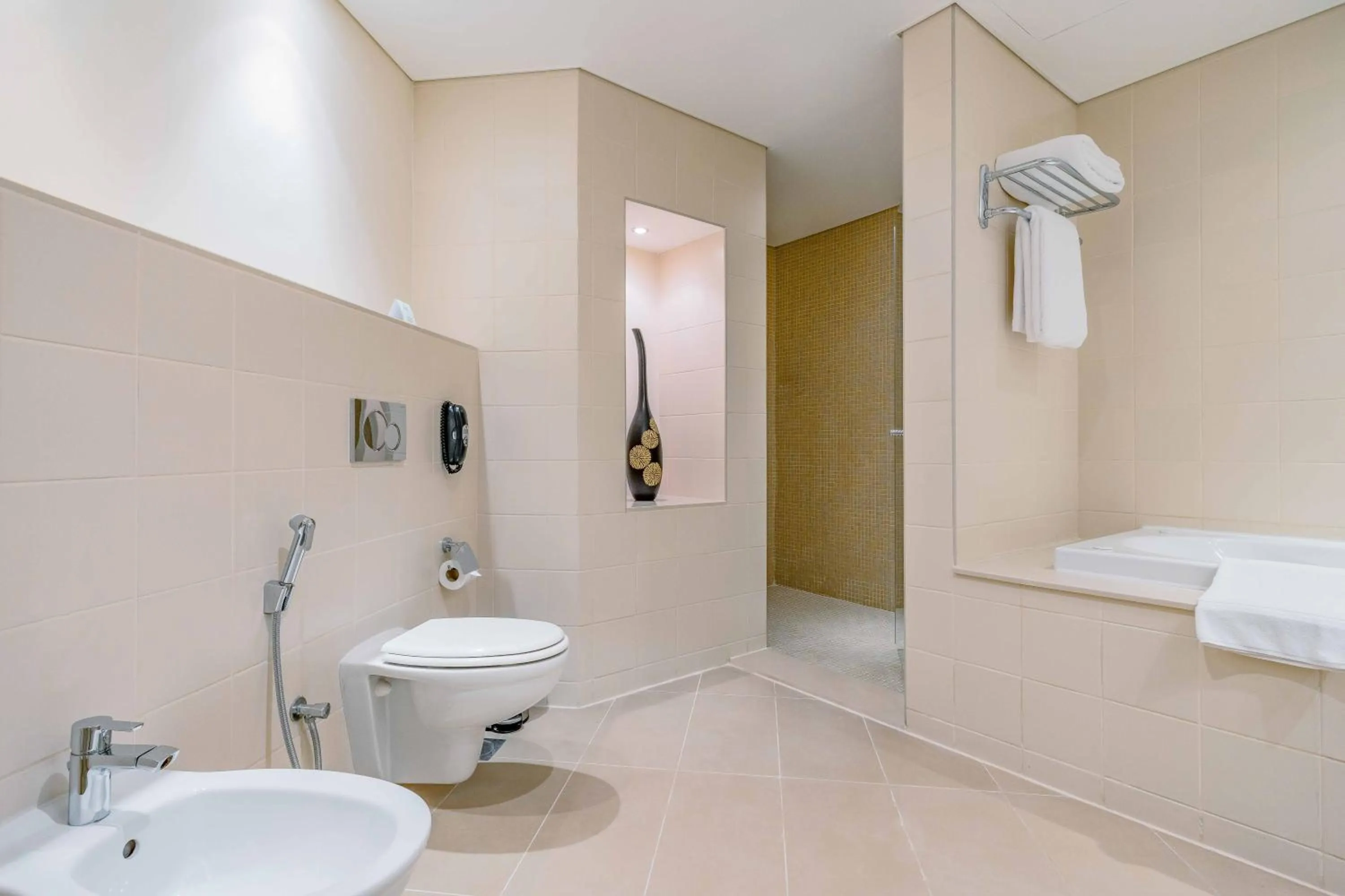 Toilet in Metropolitan Al Mafraq Hotel