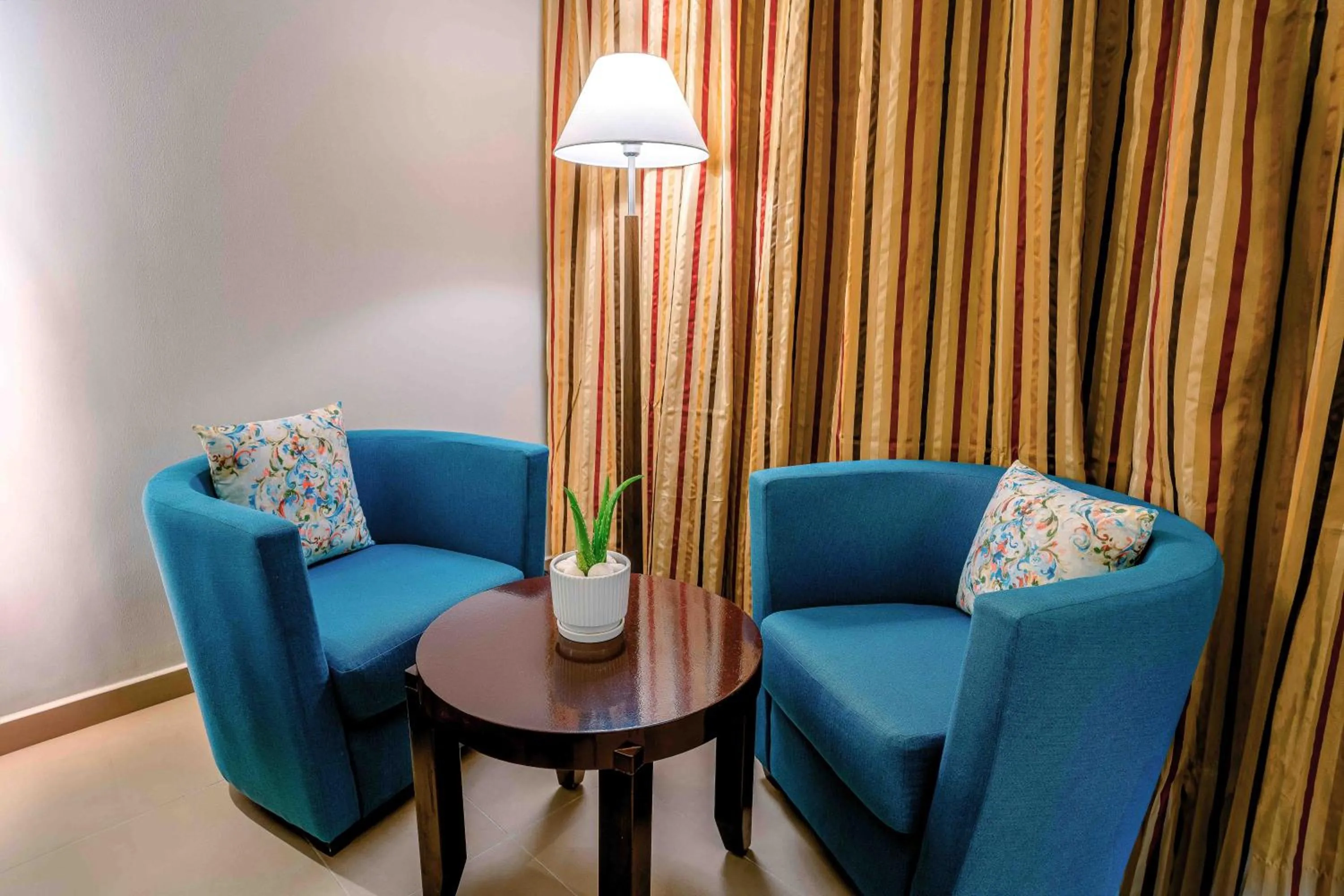 Seating area in Metropolitan Al Mafraq Hotel